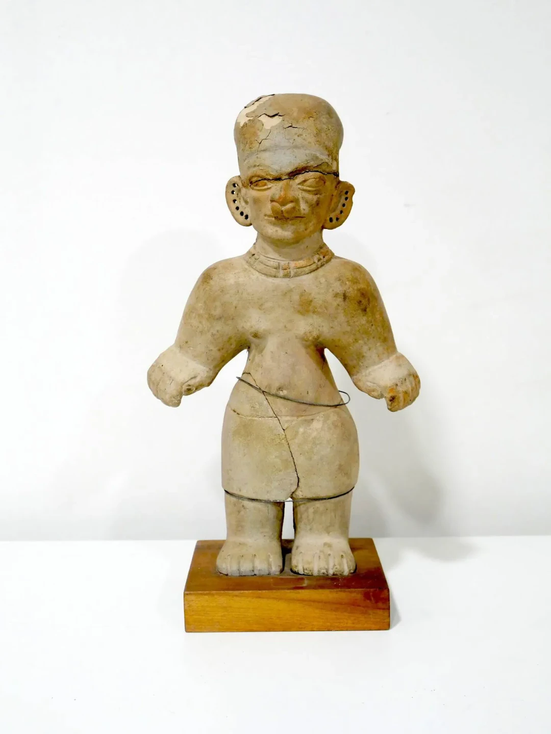 Standing woman wearing a nose ornament (nariguera) and a nec - Lot 94