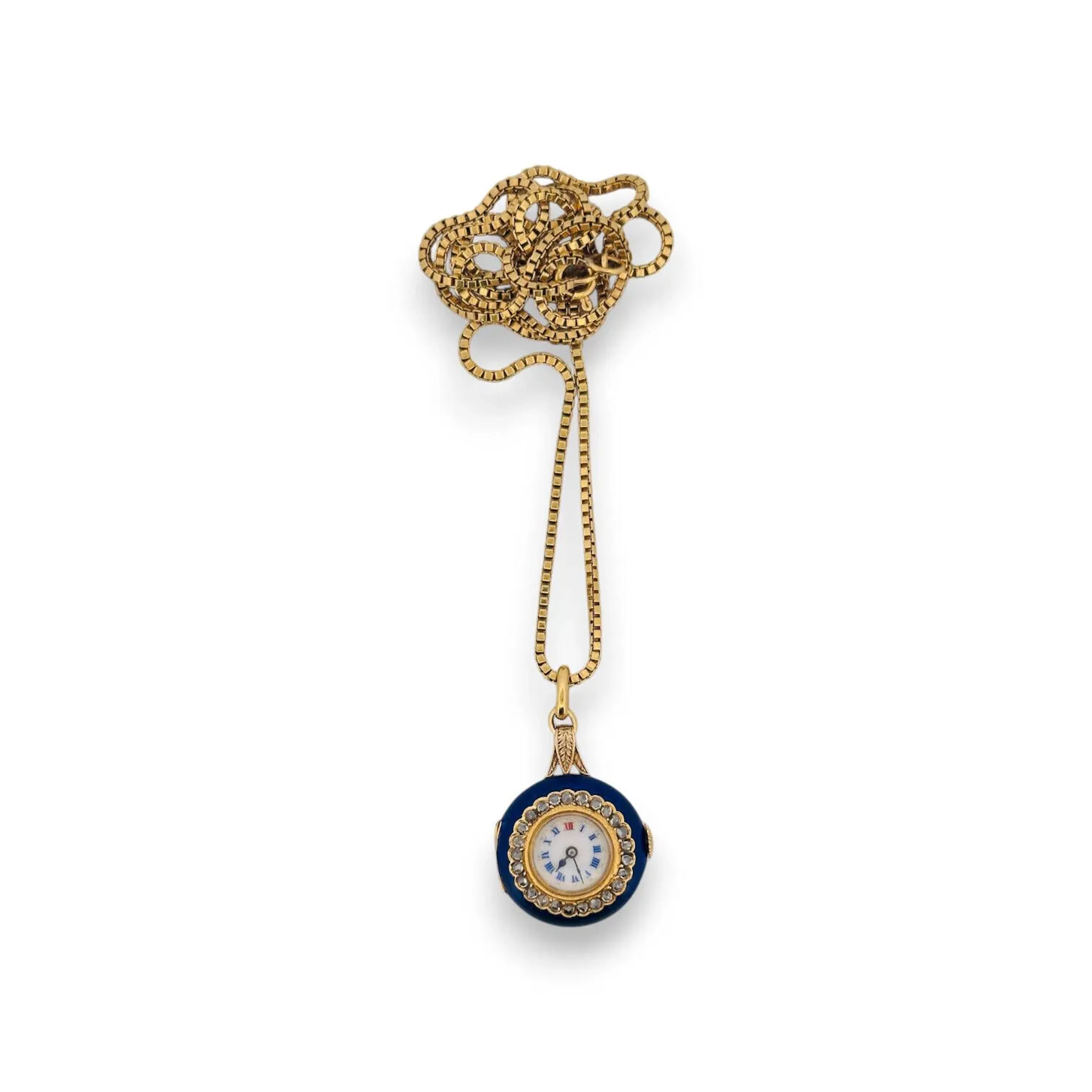 ANONYME Montre de col en or 18K (750 millièmes), cadran en émail blanc, minuterie points dorés, index des heures chiffres romains en décalques bleues, index du midi rouge, aiguilles poires bleuies. Pendant en or 18K (750 millièmes) stylisant une feuille. Fond de boitier monobloc en or 18K (750 millièmes), à l’intérieur mention de Brevet N°35123, numéroté 37916, poinçon «PD», capot avant à charnière ajouré en or 18K (750 millièmes), au contour guilloché et émaillé translucide bleu, serti de diamants taille brillant. Mouvement mécanique à remontage manuel mention «Grand Prix Paris 1900», échappement à cylindre. Montre non fonctionnelle lors de l’expertise, sans garantie de fonctionnement futur et d’état des pièces. Légères rayures au boitier. Accompagnée de sa chaîne en or 18K (750 millièmes). Vers 1900 Diamètre 20 mm Poids brut 96,1 grammes Expertise : Nicolas Amsellem