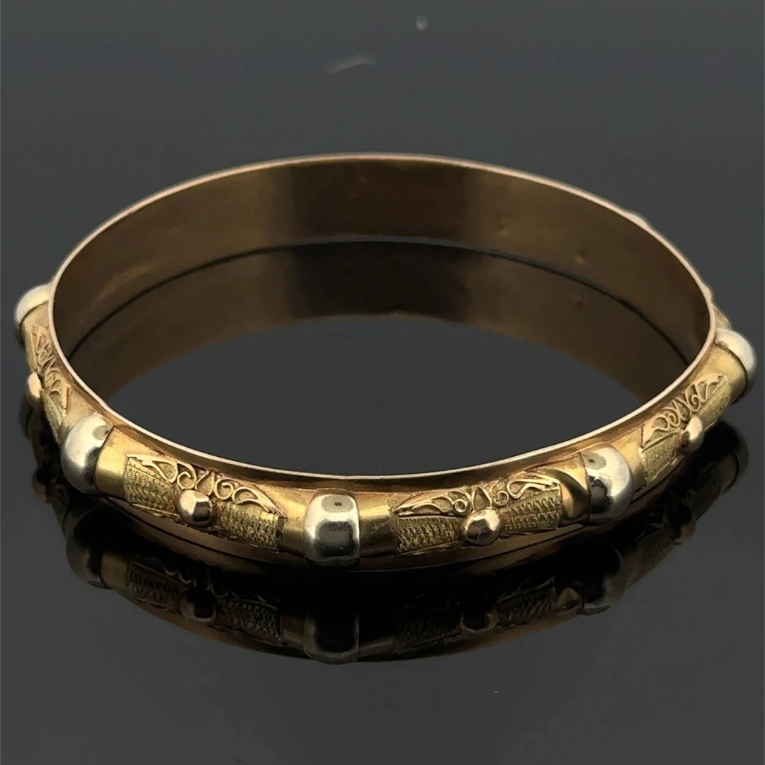 Three-tone gold (750) bangle, partially engraved. Shows sign - Lot 229