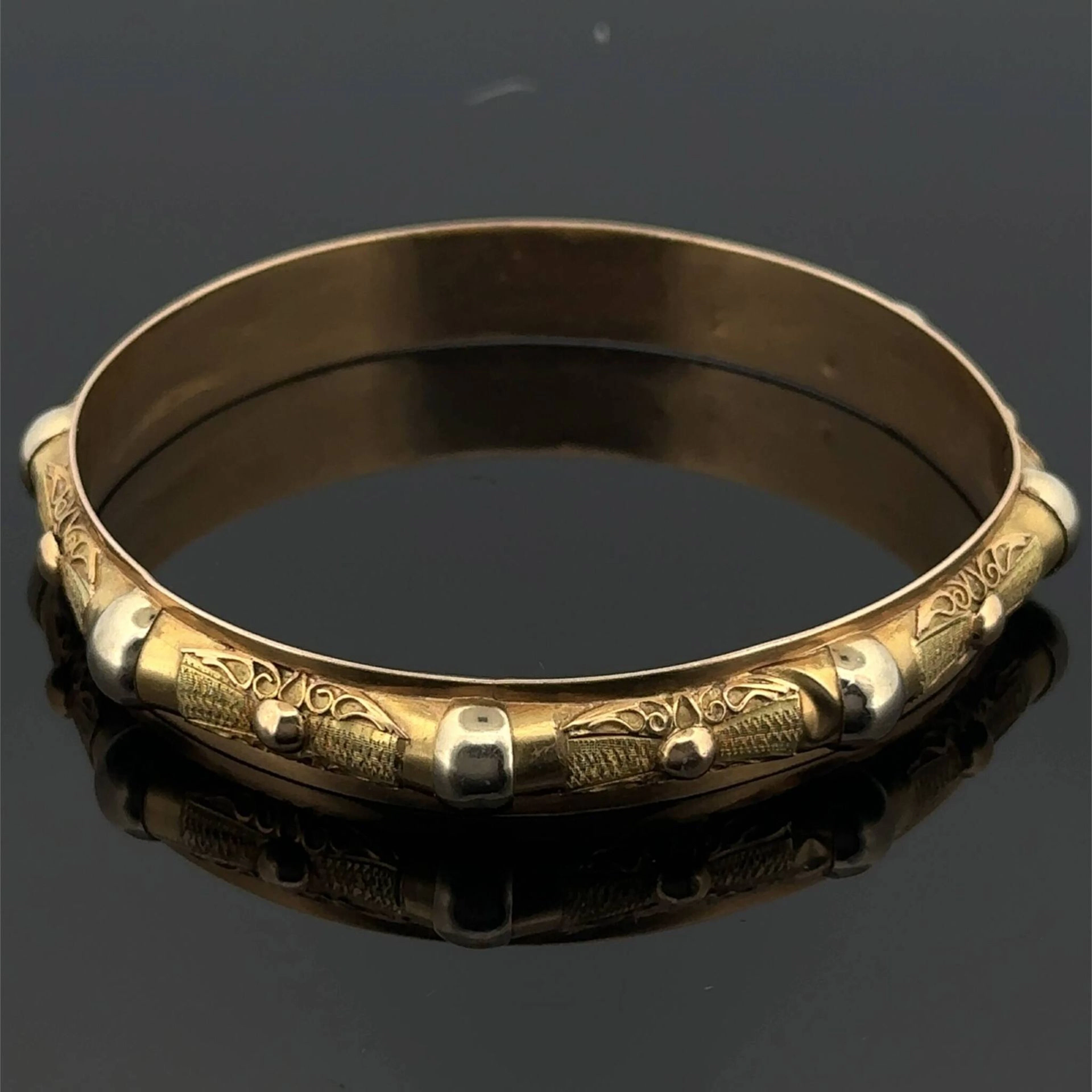 Three-tone gold (750) bangle, partially engraved. Shows sign - Lot 229