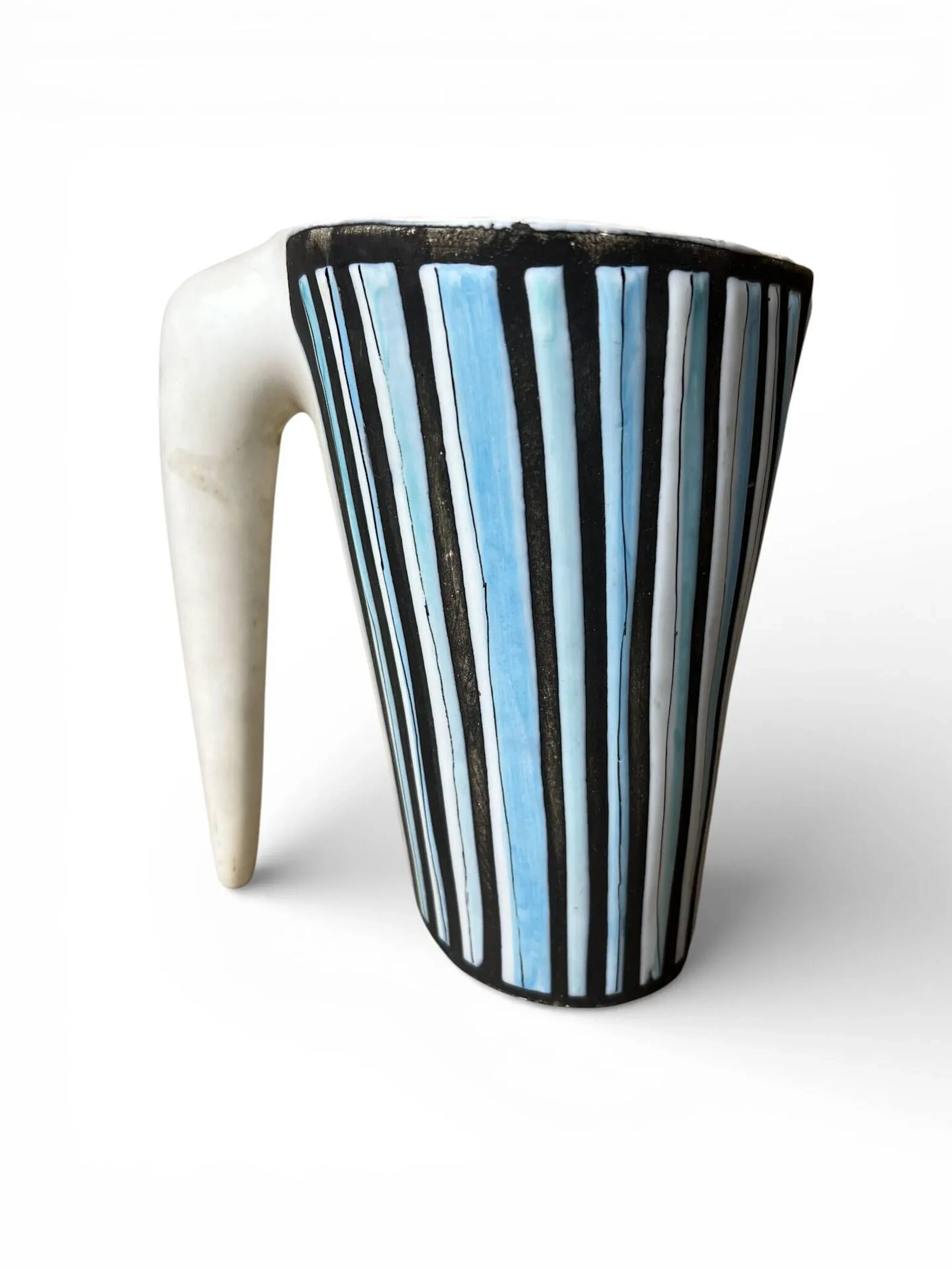 Roger CAPRON (1922-2006) Pichet évasé à anse formant appui, circa 1957 Épreuve en céramique émaillée bleu, noir et blanc Signé Capron, situé Vallauris et porte l’inscription J6 sur l’envers (Éclats, fêles, défauts d’émaillage) H. : 17 cm. Bibliographie : - Pierre Staundenmeyer, Roger Capron Céramiste, Norma, 2023, modèle similaire reproduit p. 185.