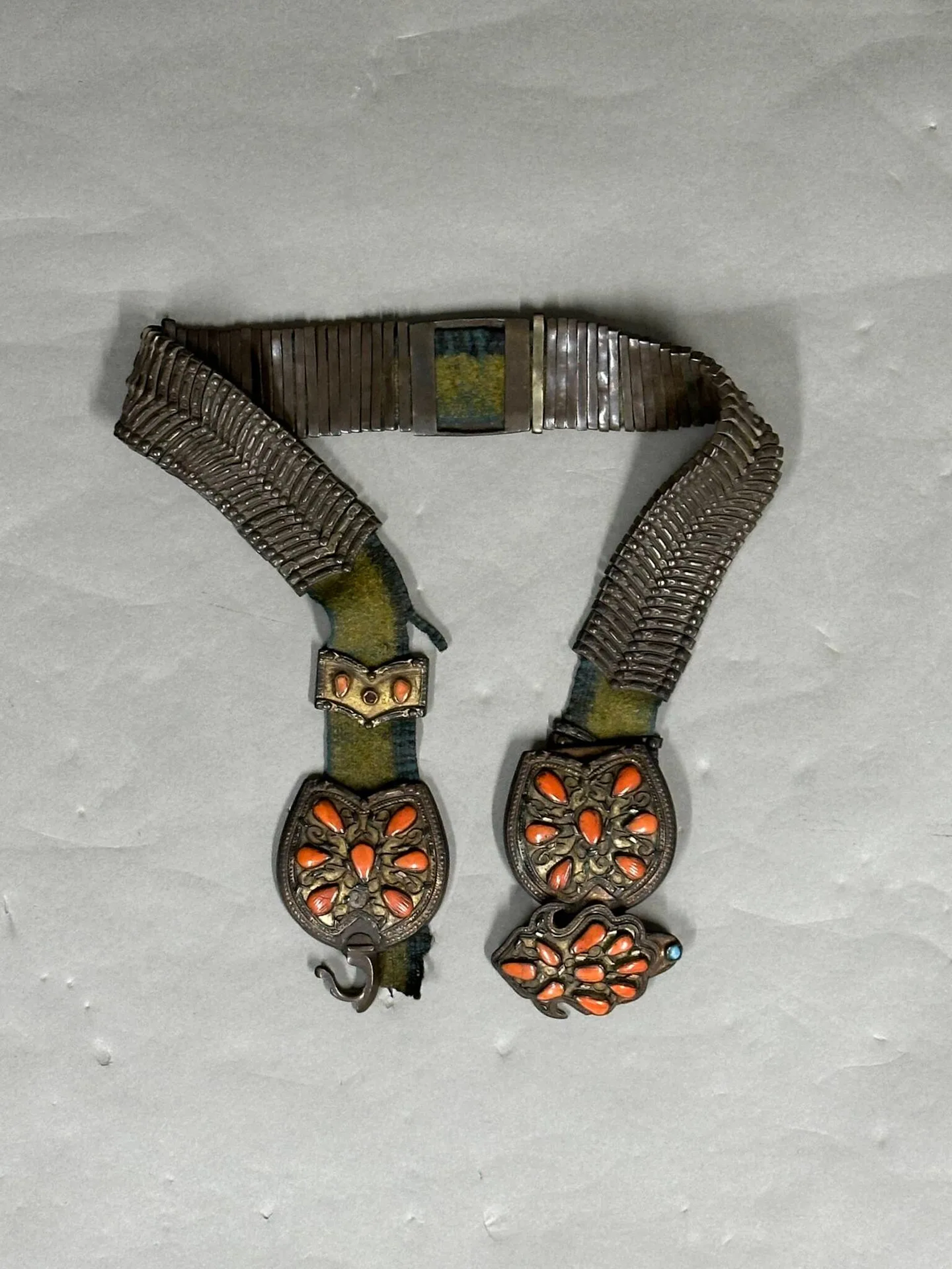 Fabric belt trimmed with metal parts, the buckle and various - Lot 91