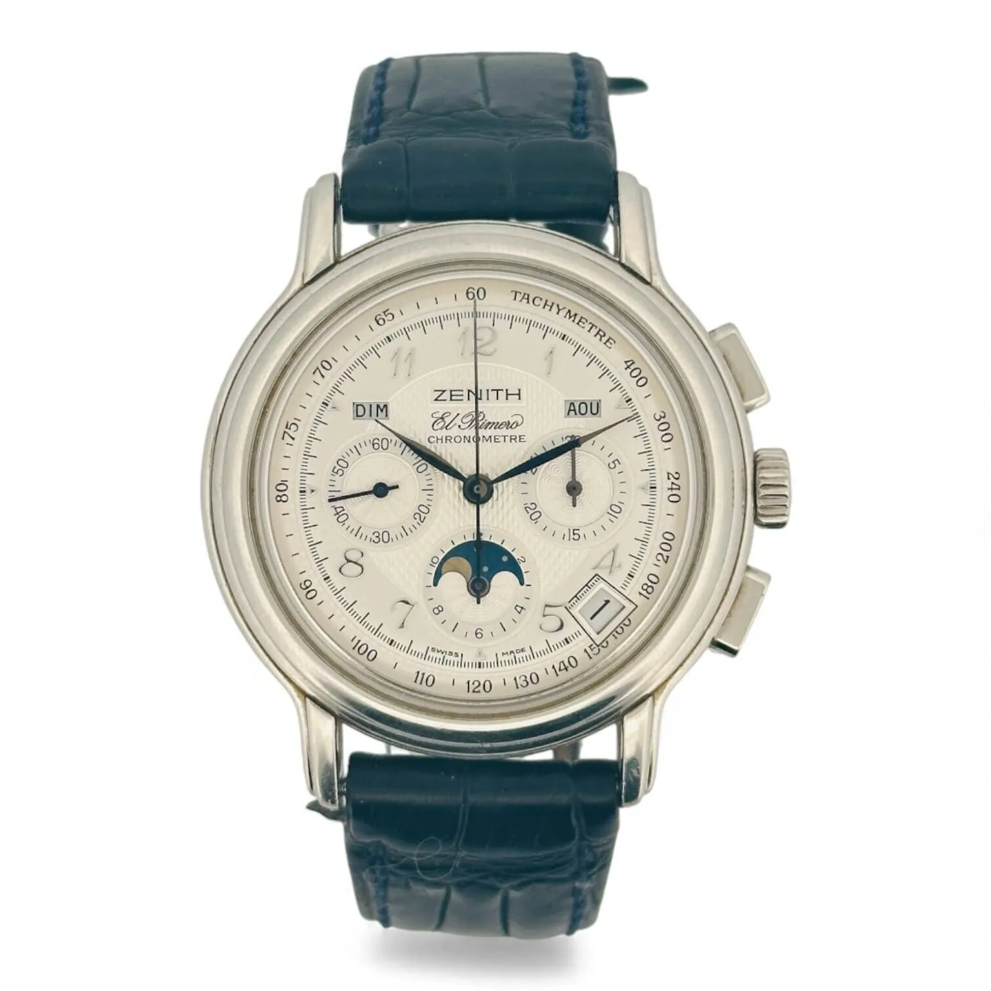ZENITH CHRONOMASTER Montre bracelet chronographe en platine (950 millièmes), cadran argenté, le centre à décor façon guilloché, minuterie à traits noirs, index des heures chiffres arabes en appliquesargentées, petite seconde à neuf heures, totalisateur des 30 minutes du chronographe à trois heures et des douze heures avec phases de Lune à six heures, date entre quatre et cinq heures, jour à dix heures et mois à deux heures, aiguilles feuilles argentées. Fond à vis en platine (950 millièmes)signé Zenithréférence 39 0240 410, numéroté 14652. Mouvement mécanique de chronographe à remontage automatique base Zenith El Primero calibre 410Z, numéroté 146190. Bracelet en cuir noir, boucle déployante papillon en acier signée Zenith. Montre et chronographe fonctionnels lors de l’expertise, sans garantie de fonctionnement futur et d’état des pièces. Accompagnée de sa surboite, sa boite d’origine, son bulletin de Chronomètre, ses manuels, une carte de garantie vierge et son ardillon d’origine en platine (950 millièmes). Légères rayures au boitier. Vers 2000 Diamètre 39,5 mm Poids brut 124,3 g