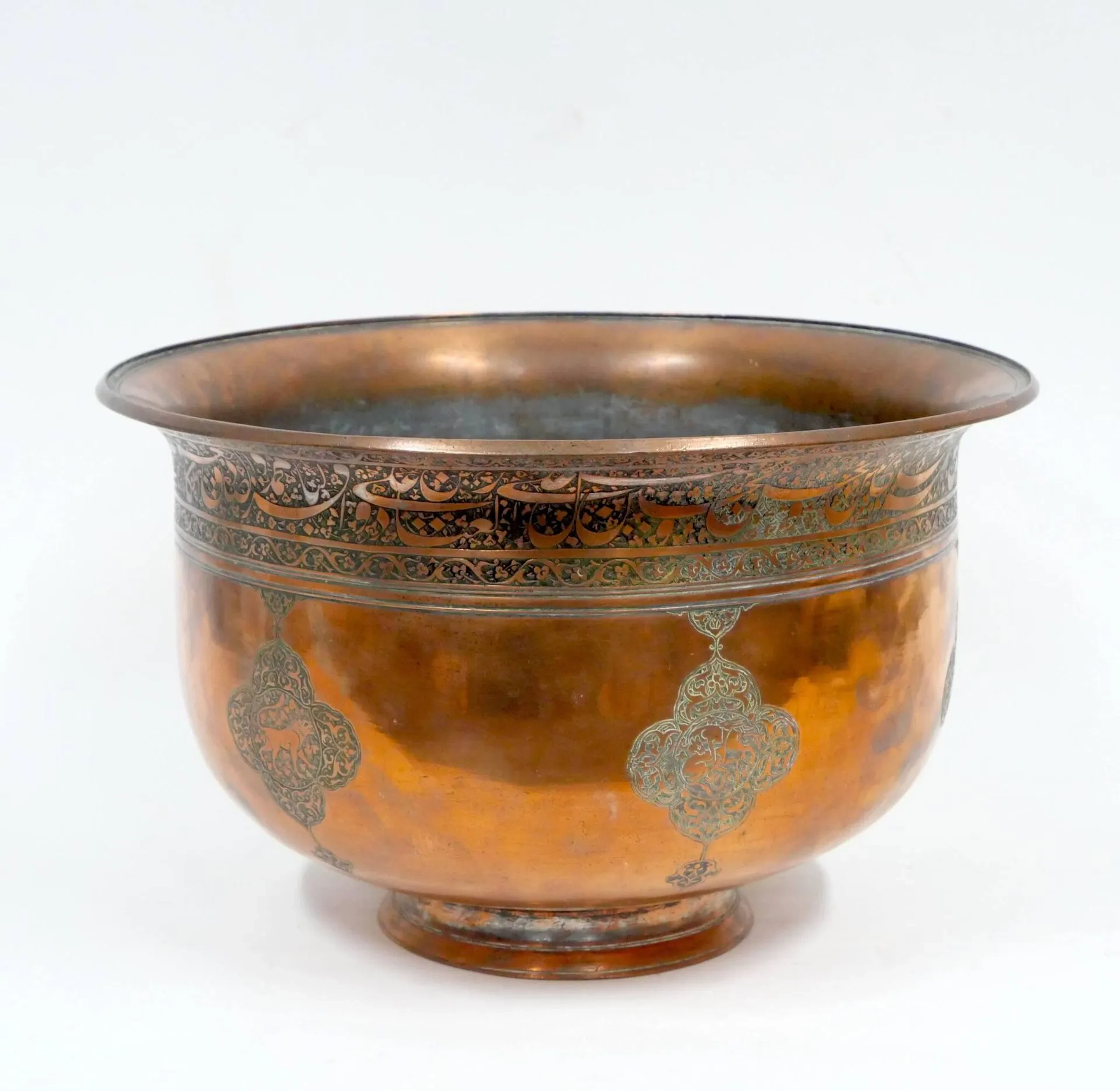 Large copper basin with engraved decoration, Iran, dated 111 - Lot 161