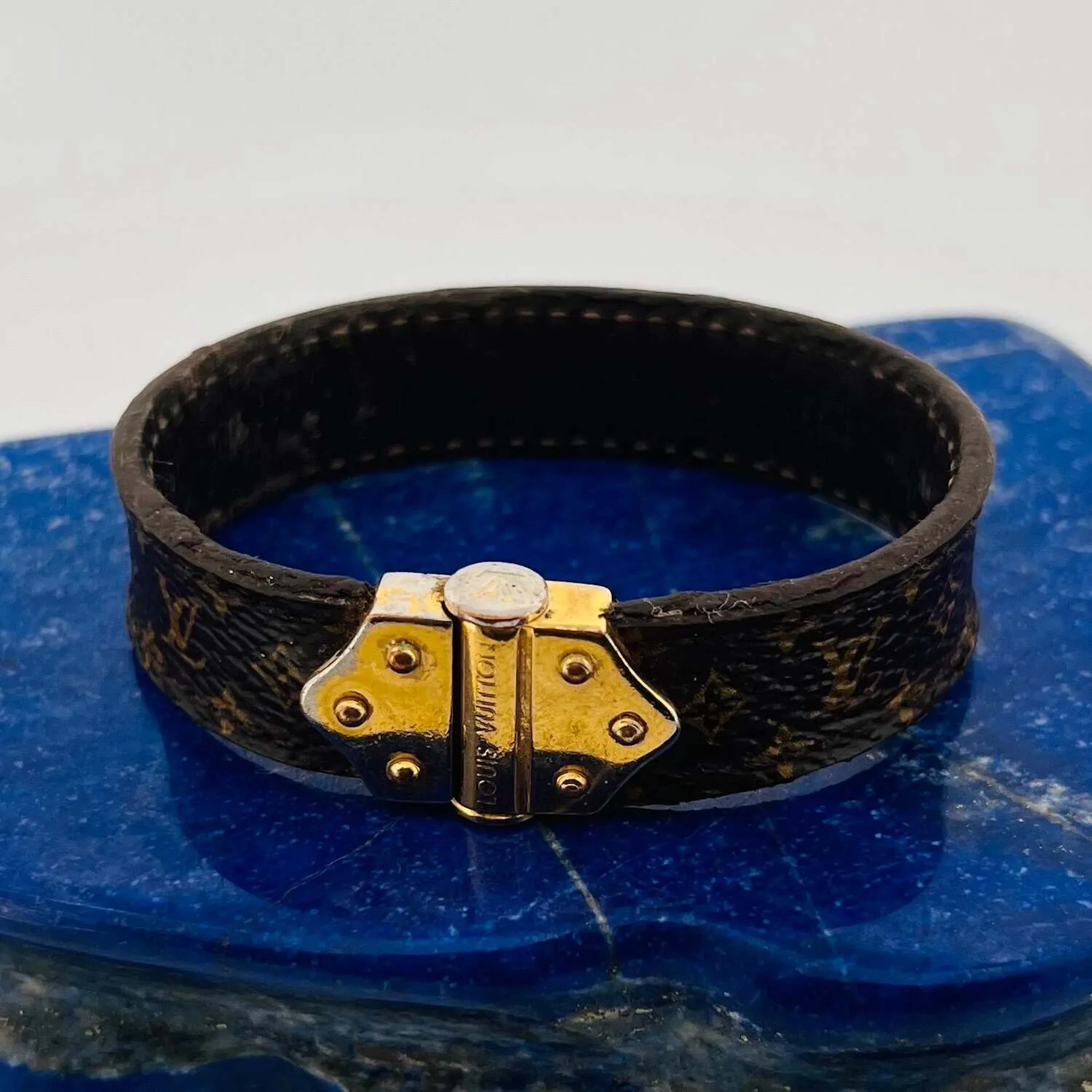 LOUIS VUITTON - Lot 235