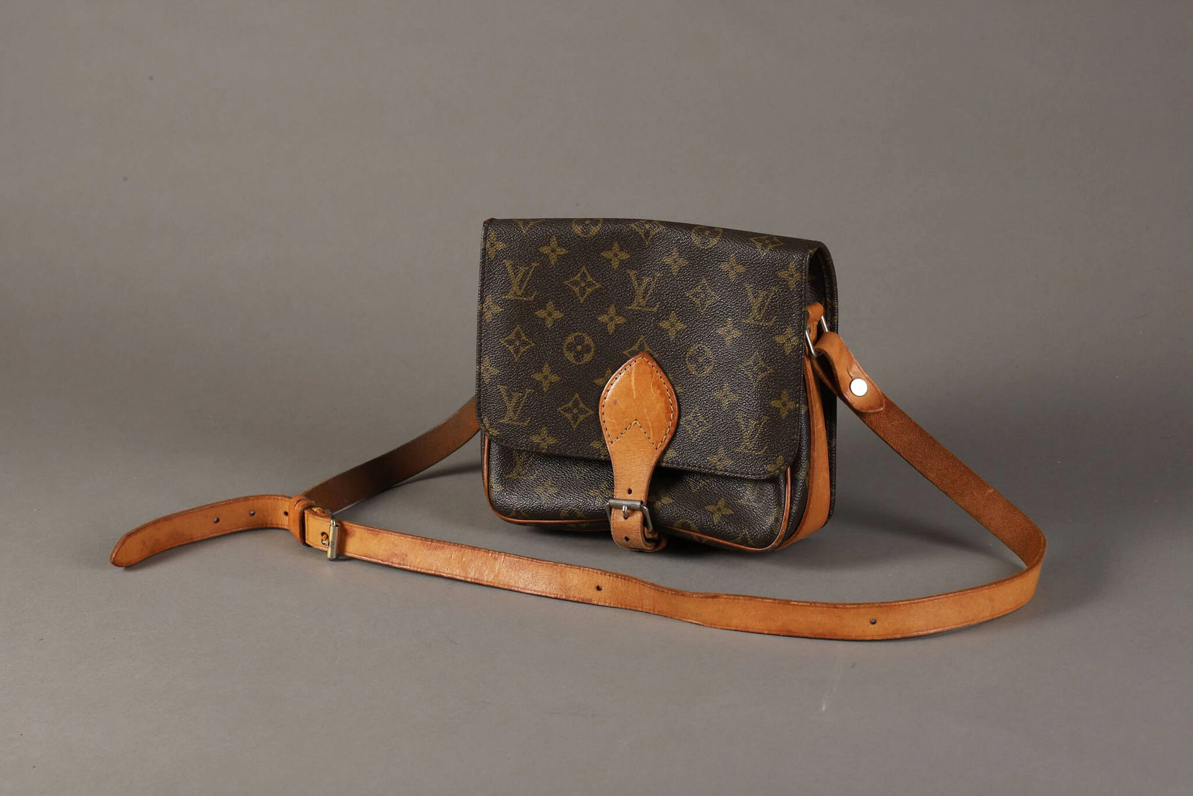 LOUIS VUITTON - Lot 415