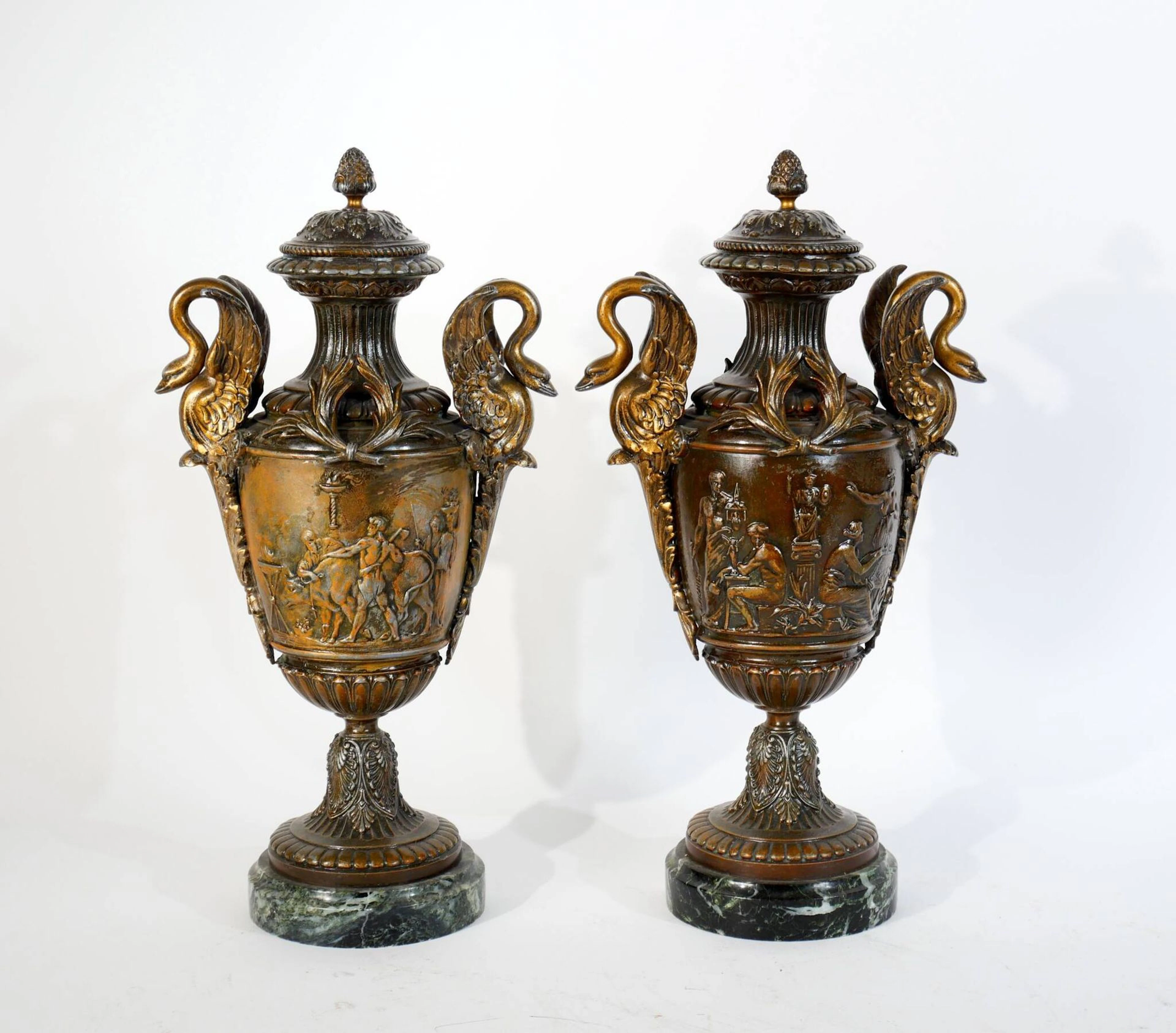 A pair of covered vases on pedestals in bronze and gold pati - Lot 318