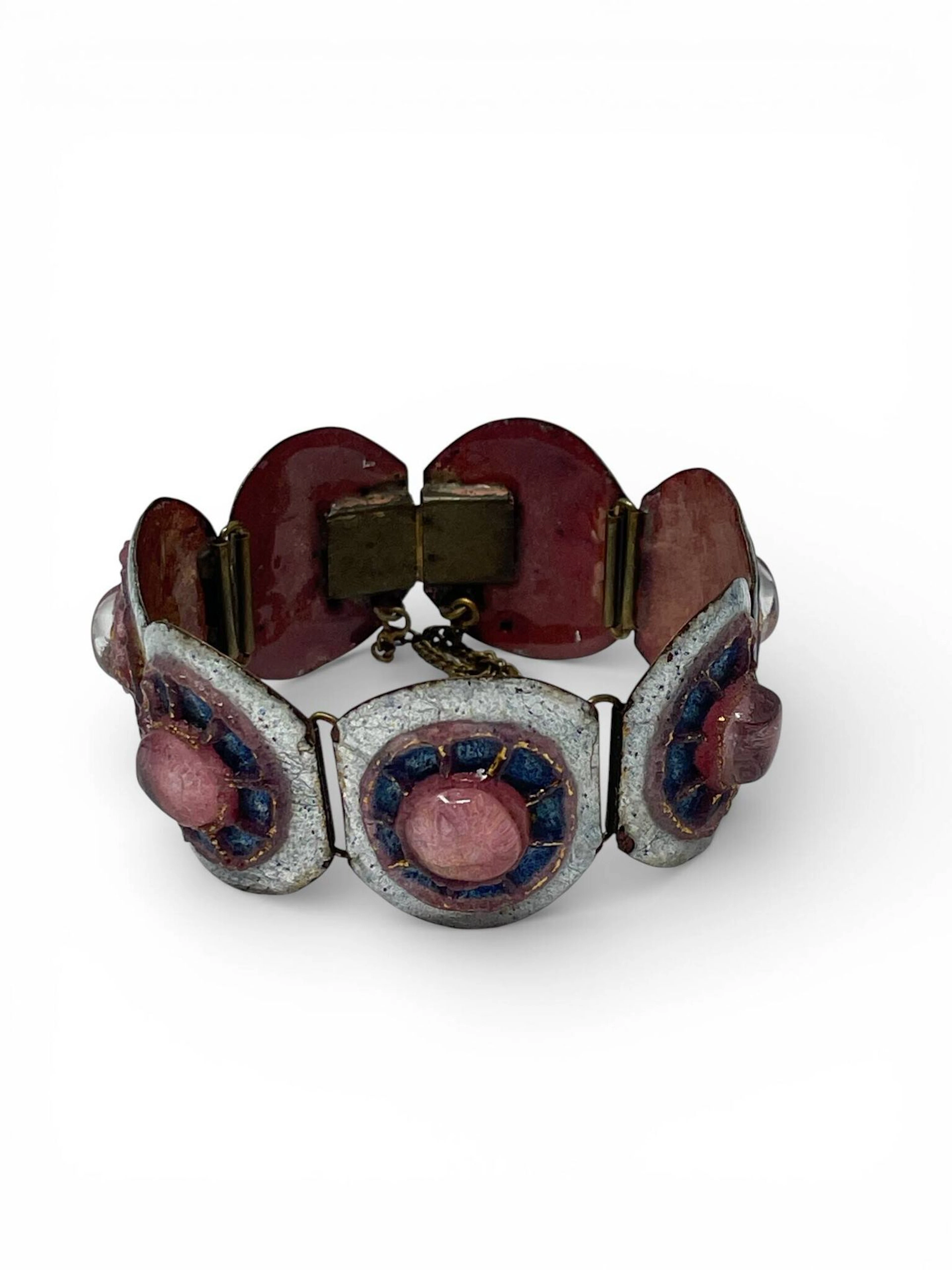 Andrée BAZOT Bracelet articulé en cuivre émaillé à décor de médaillons ornés d'un cabochon en verre et de motifs géométriques en relief. Chaînette de sécurité. Signé Seconde moitié du XXème siècle Diam. 7 cm Eclats à l'émail