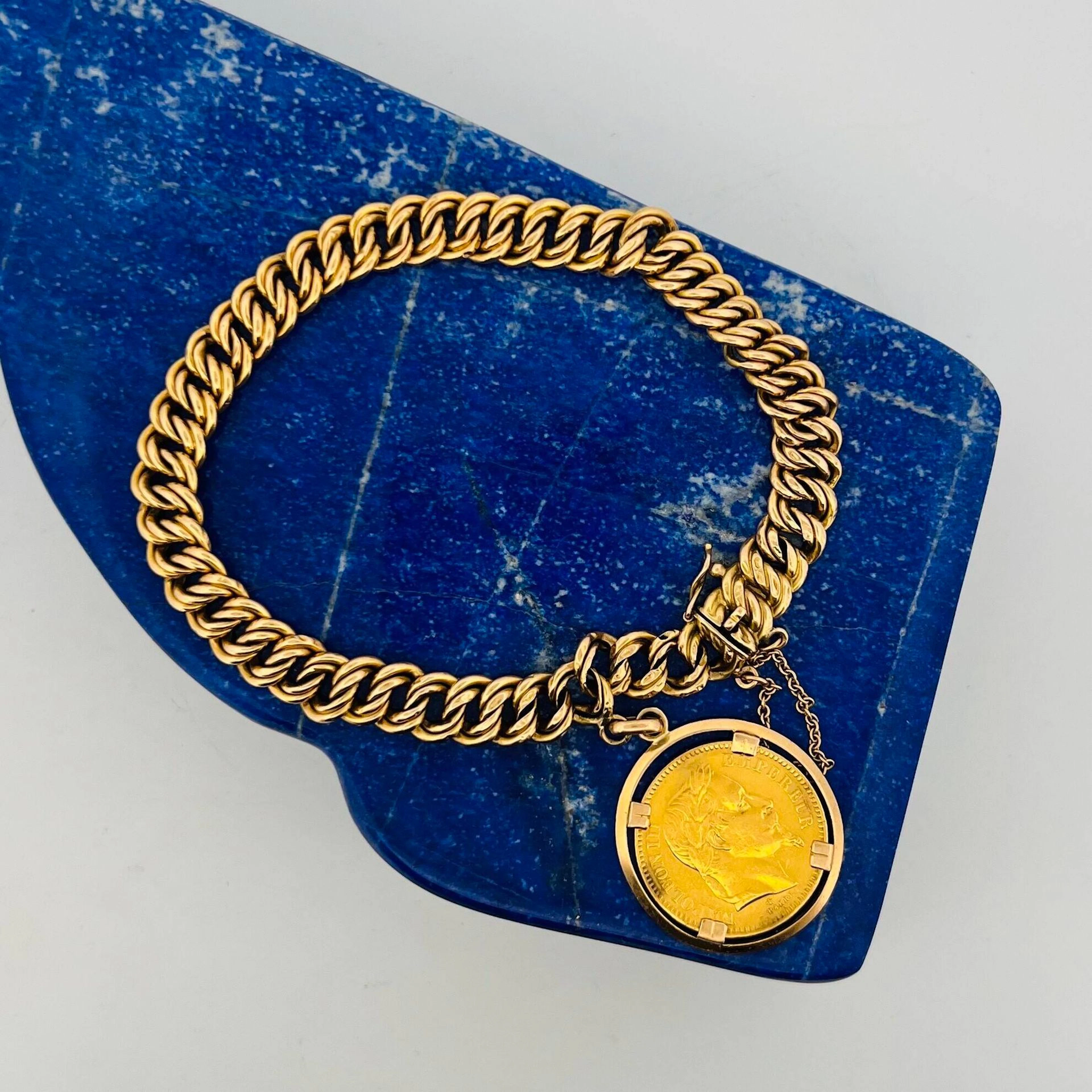 Yellow gold (750) American-link curb chain bracelet featurin - Lot 238