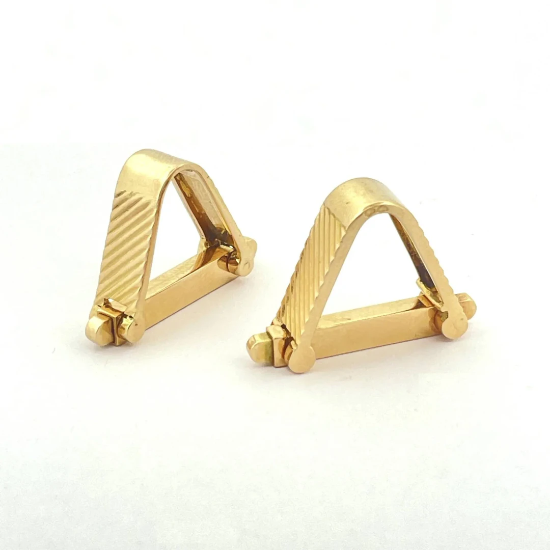 Pair of yellow gold (750) cufflinks with a snap closure and - Lot 303
