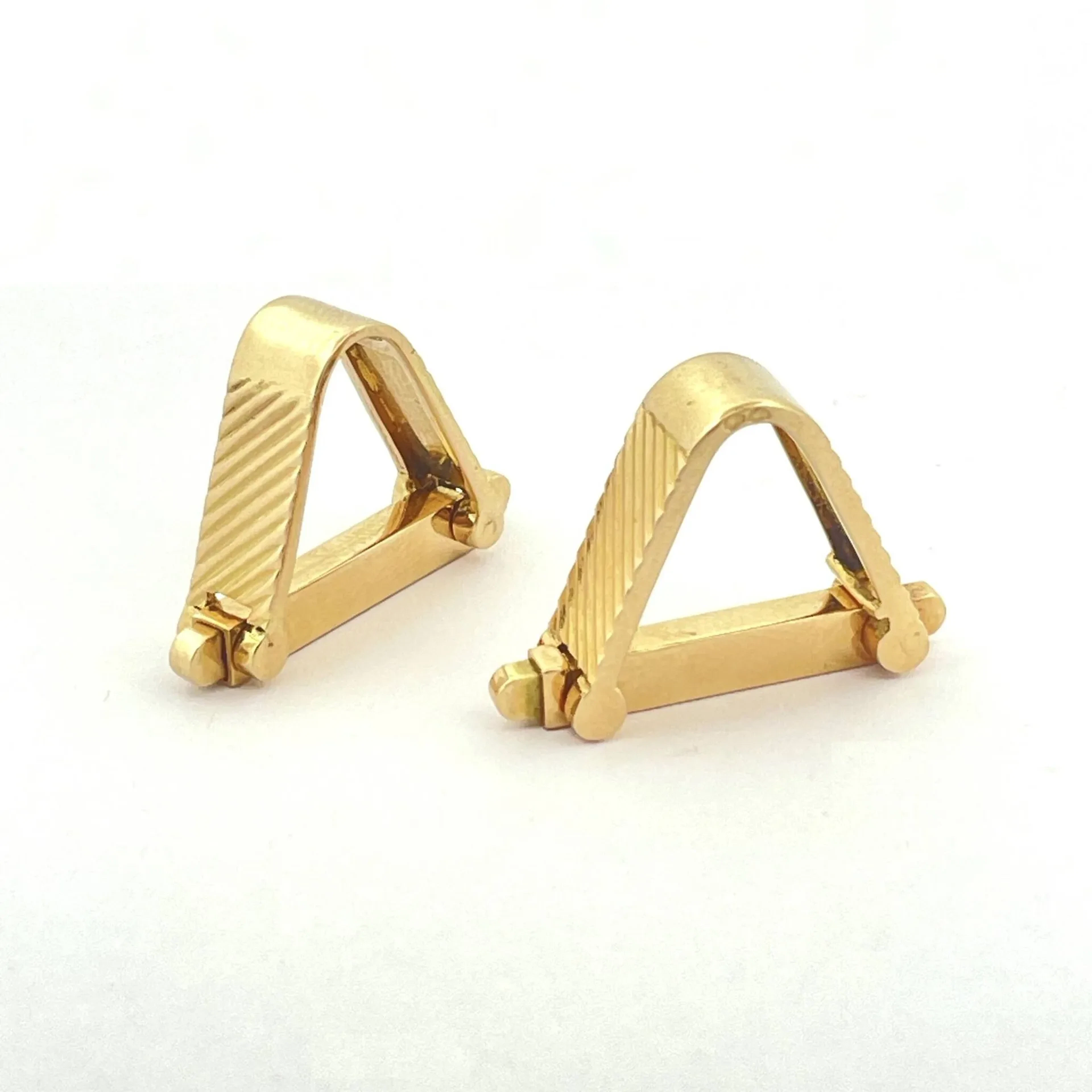 Pair of yellow gold (750) cufflinks with a snap closure and - Lot 303