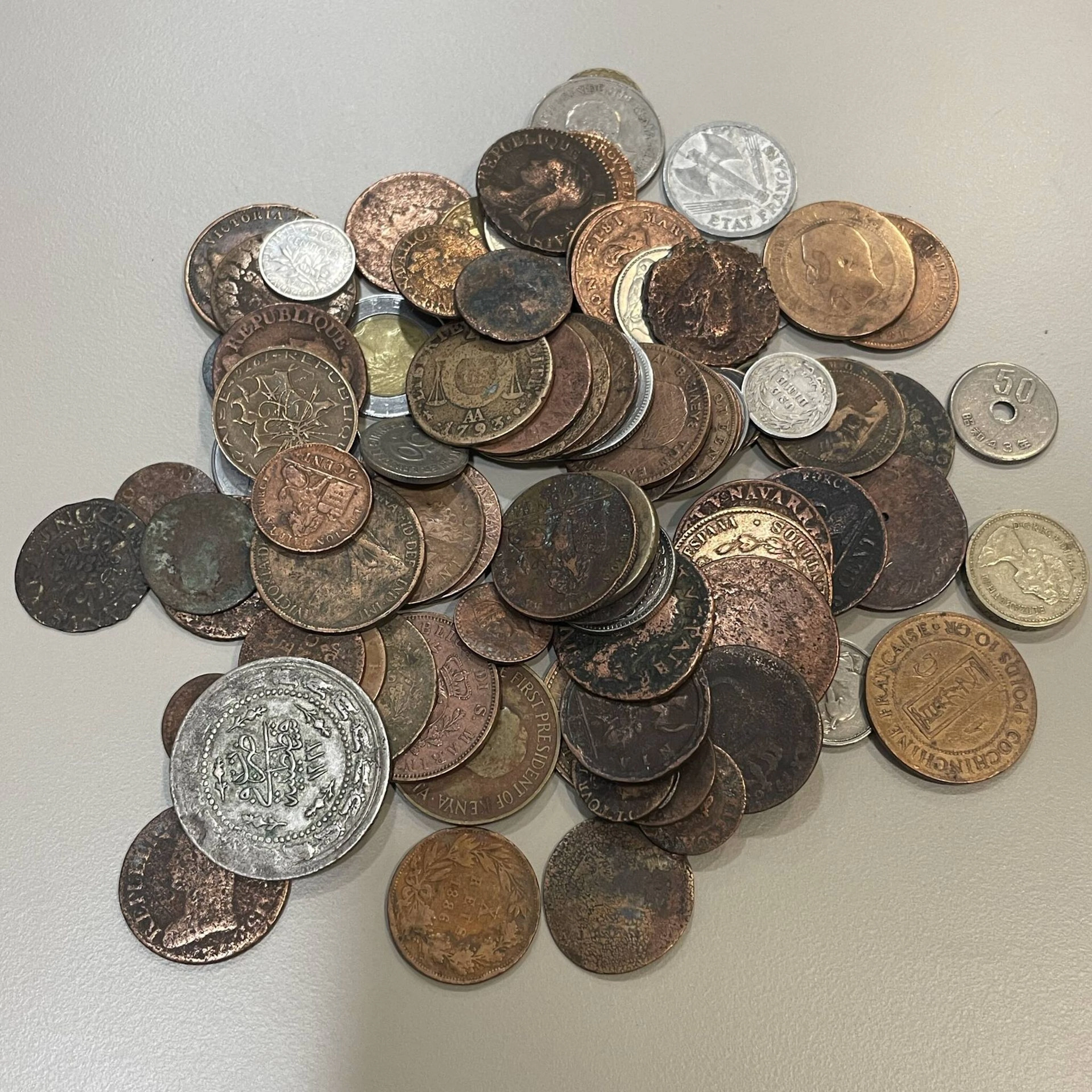 Assortment of various coins made of copper and base metals, - Lot 54