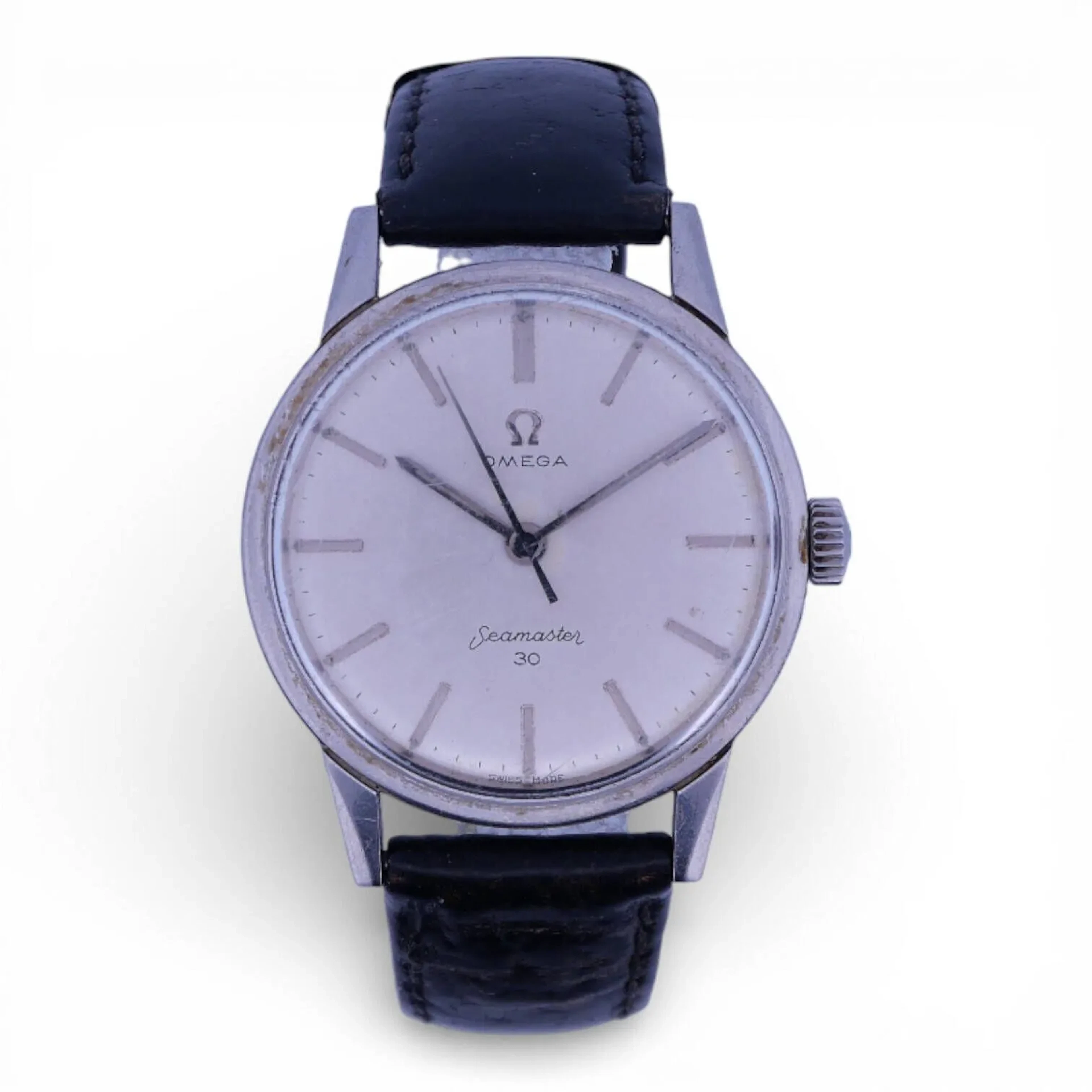OMEGA "Seamaster 30" Montre bracelet d'homme en acier, cadran patiné à index bâtons et aiguilles bâtons, couronne signée. Fond vissé en acier signé. Mouvement mécanique à remontage manuel Diam. 33 mm Glace en plexi fortement rayée Bracelet non d'origine très usé