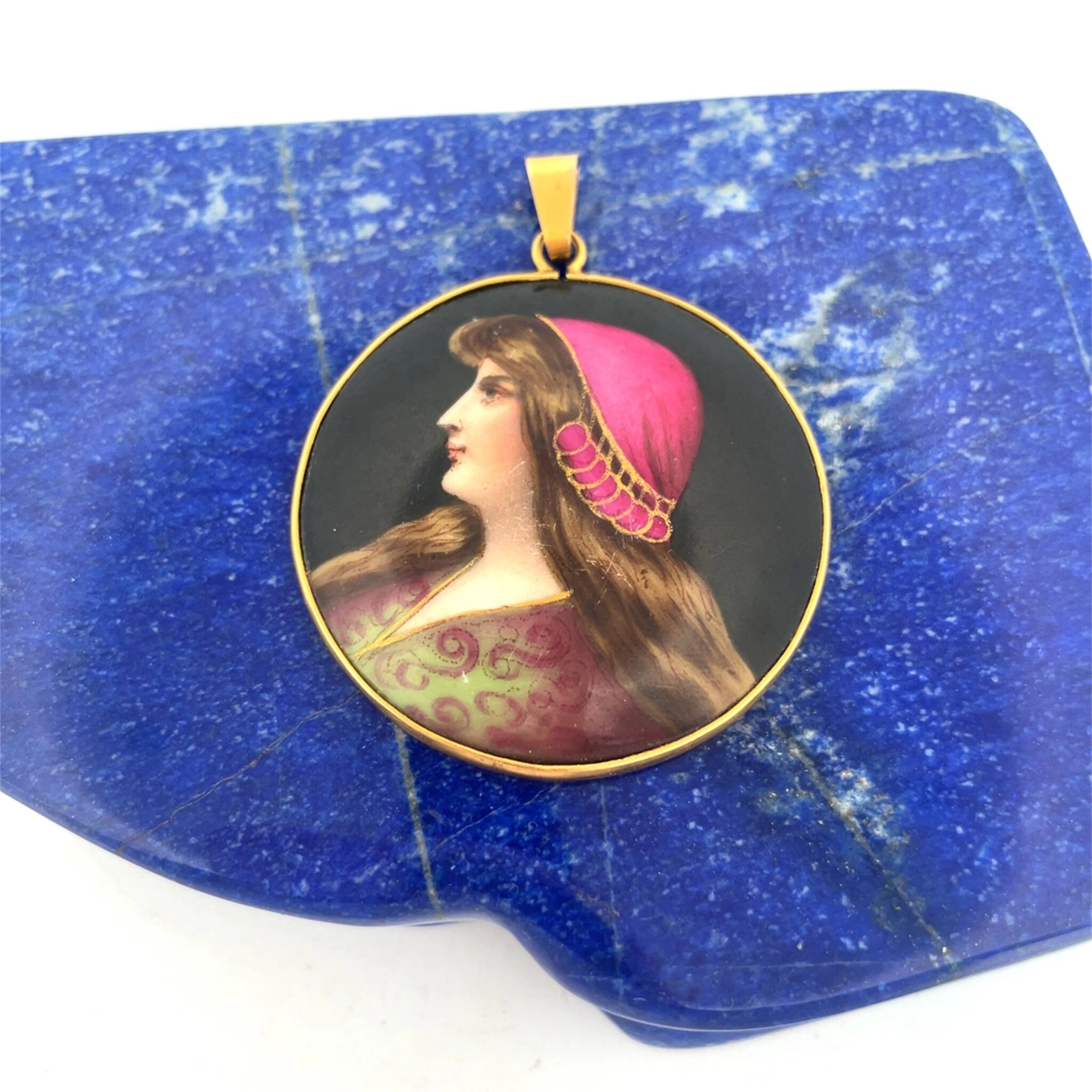 A large circular pendant made of yellow gold (750) featuring - Lot 137
