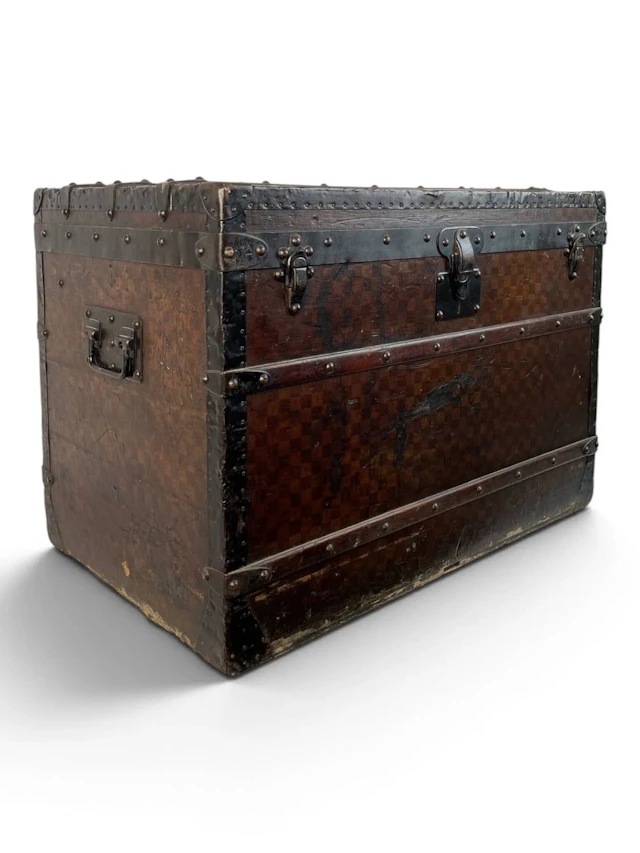 LOUIS VUITTON - Lot 195