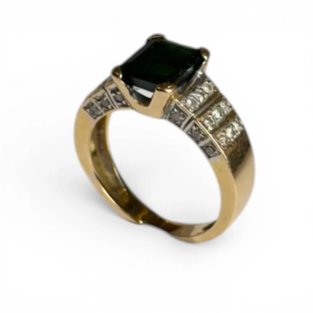 18K yellow gold (750) ring set with a green beryl (?) flanke - Lot 342