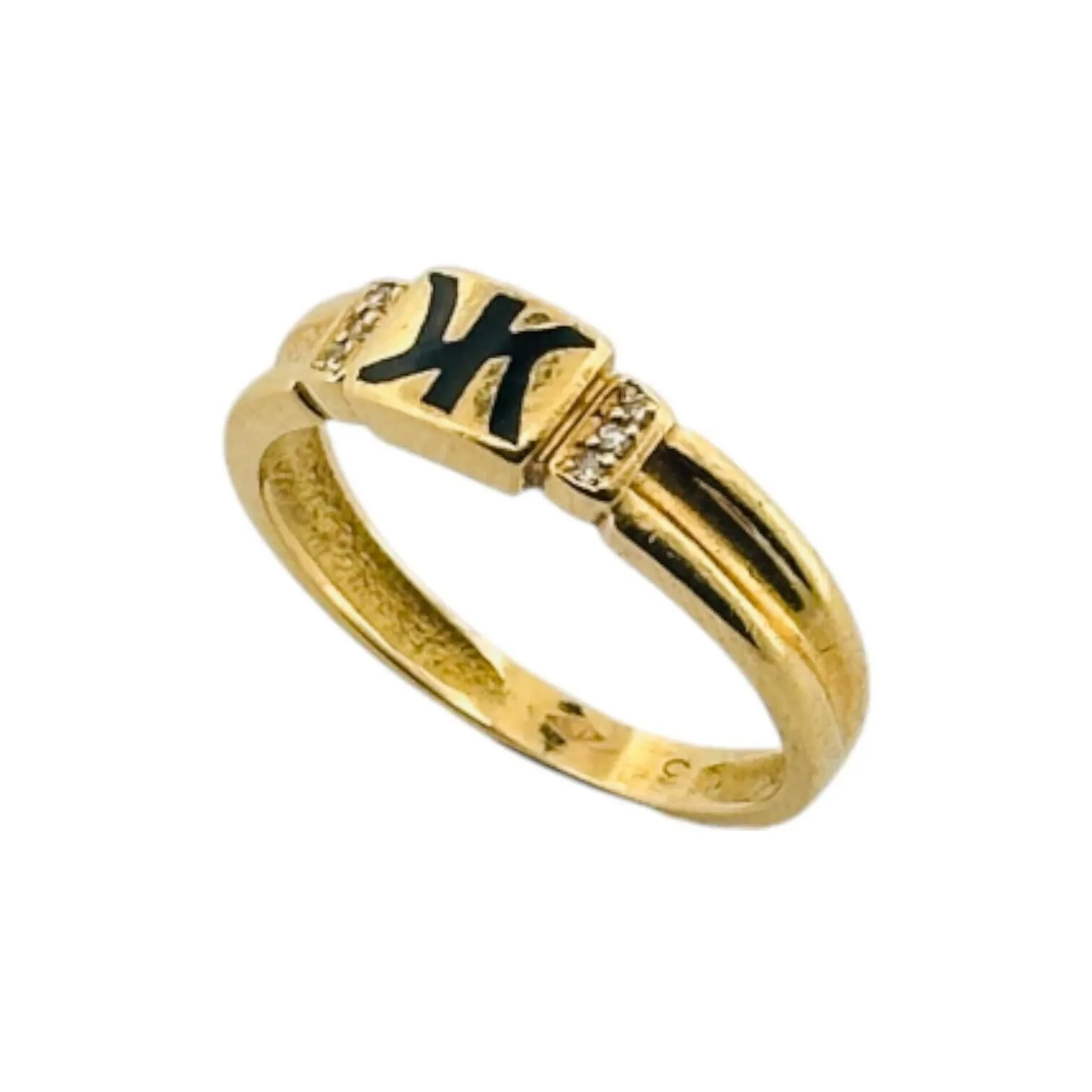 KORLOFF Alliance en or jaune 18K (750) monogrammée en émail noir "KK". Les initiales bordées de trois petits diamants. Tour de doigt : 50.5 - Poids brut : 2.97 g.