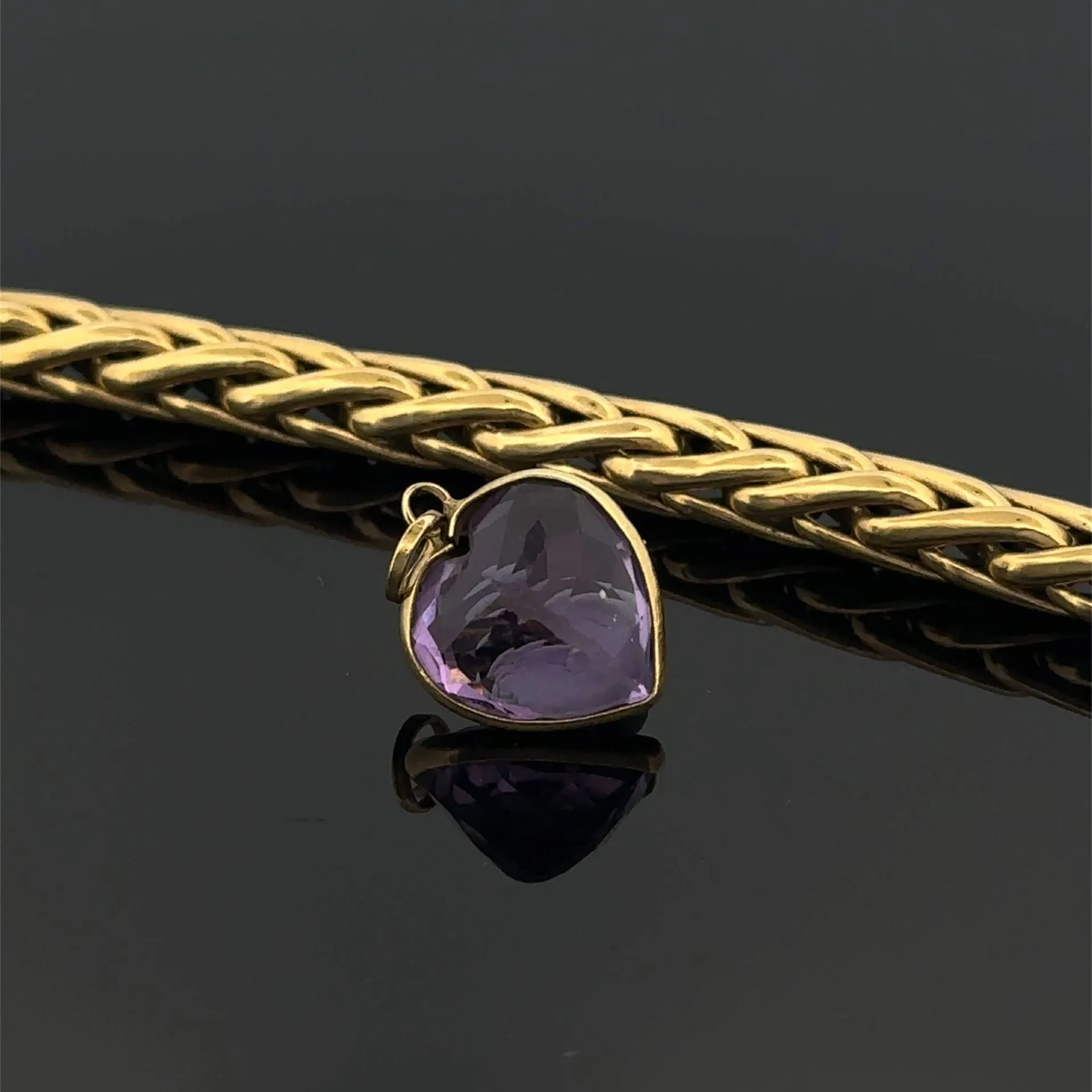Set in yellow gold (750) consisting of: - a palm-leaf link b - Lot 253