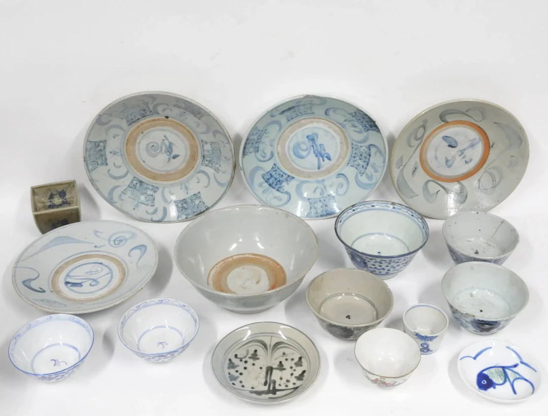 CHINA, set of porcelain pieces including - Lot 190