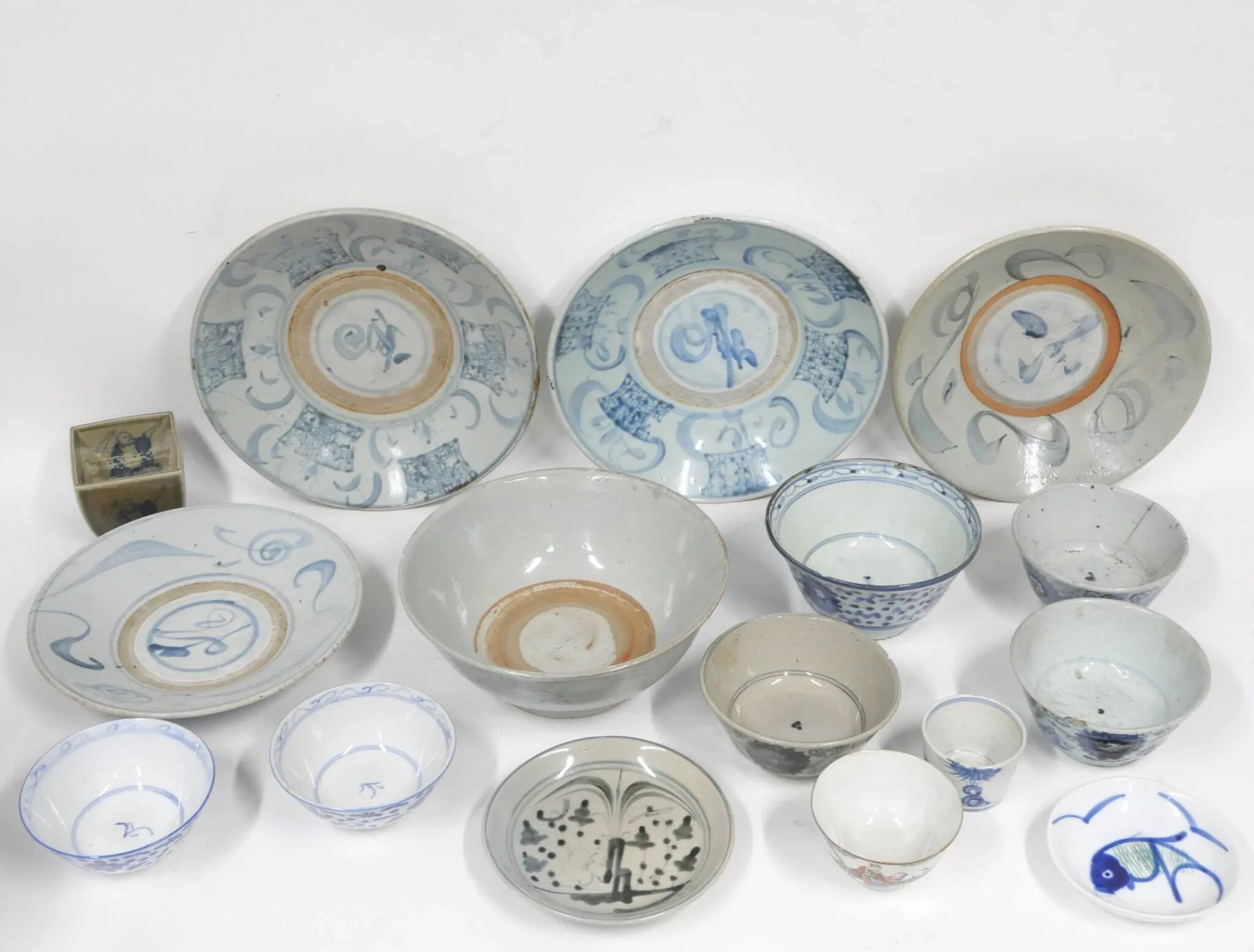 CHINA, set of porcelain pieces including - Lot 190