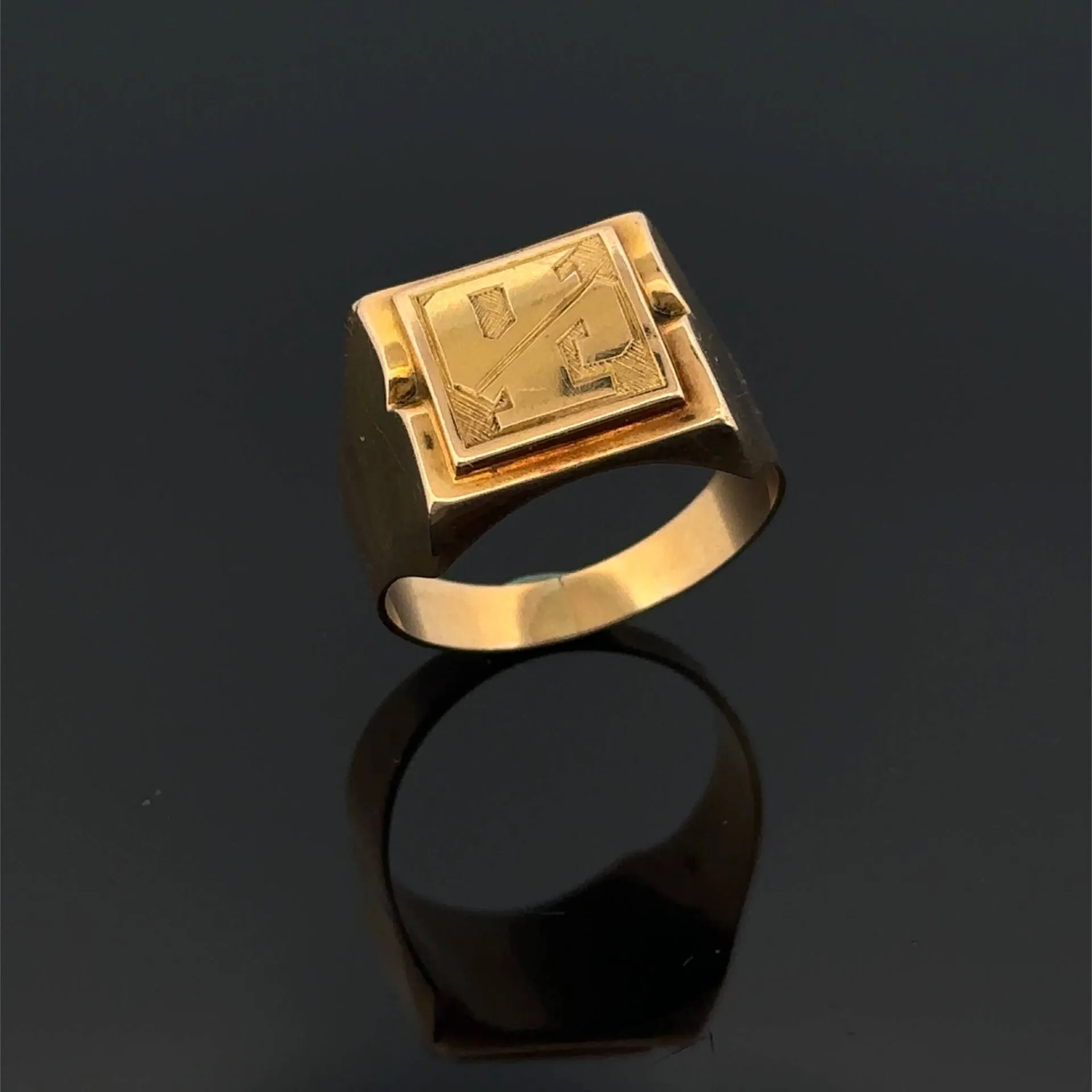 Yellow gold (750) signet ring engraved with "JD." - Lot 243