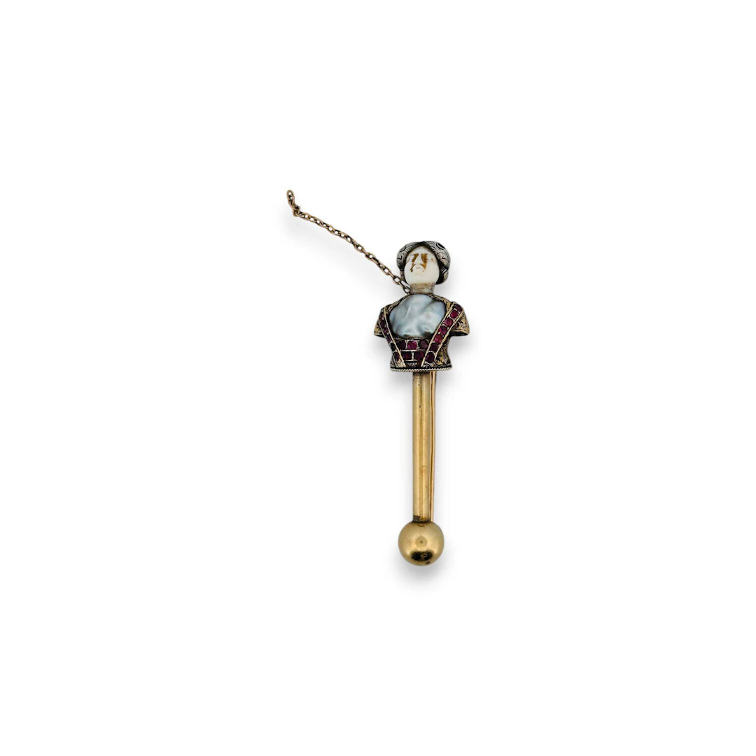 Gilded silver brooch, featuring a figure with a carved bone - Lot 187
