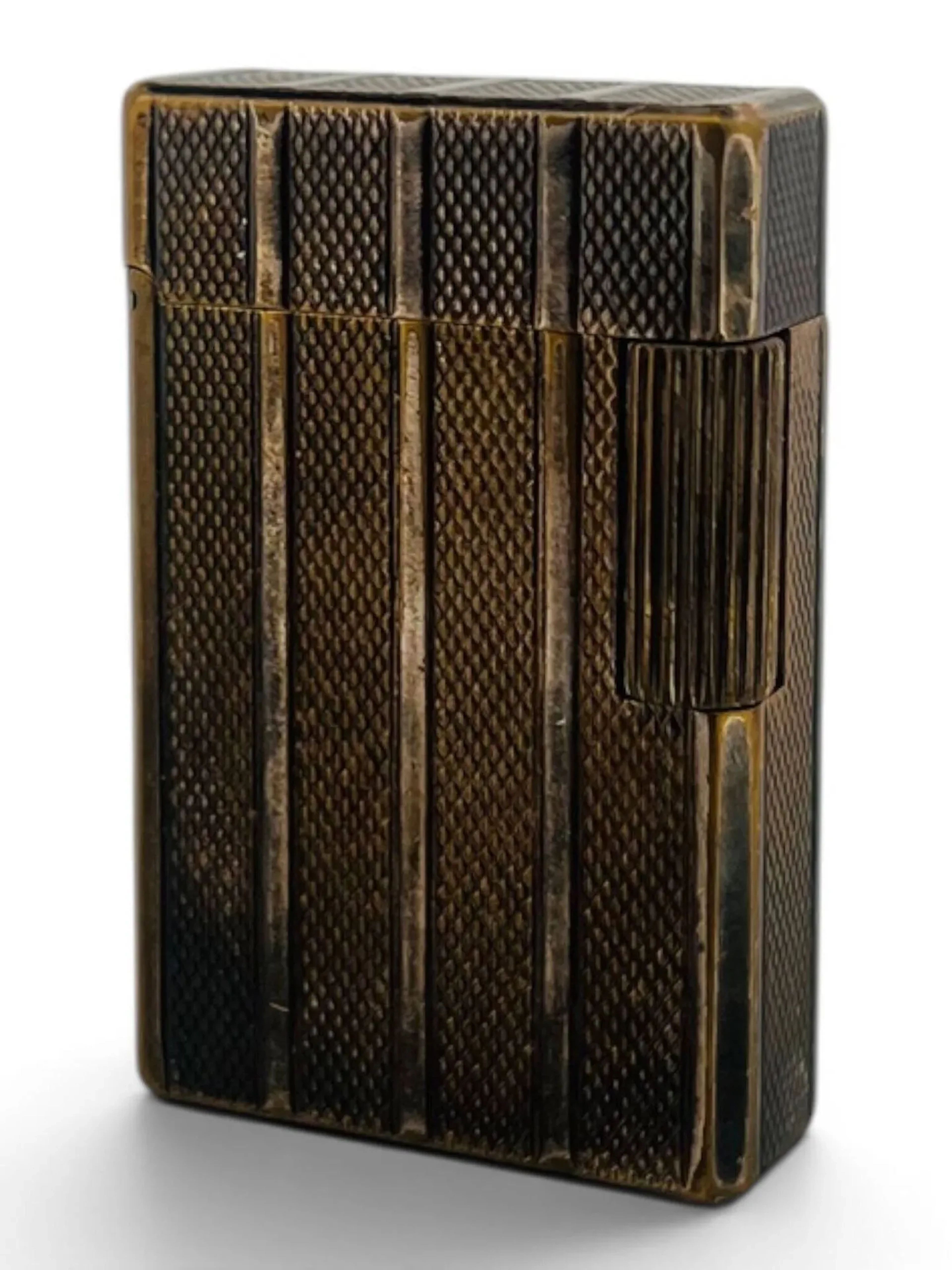 S.T. DUPONT Briquet en métal doré à décor de cannelures et guillochage. Signé et numéroté sur le dessous Dim. 54 x 35 x 14 mm Petites rayures et usures à la dorure