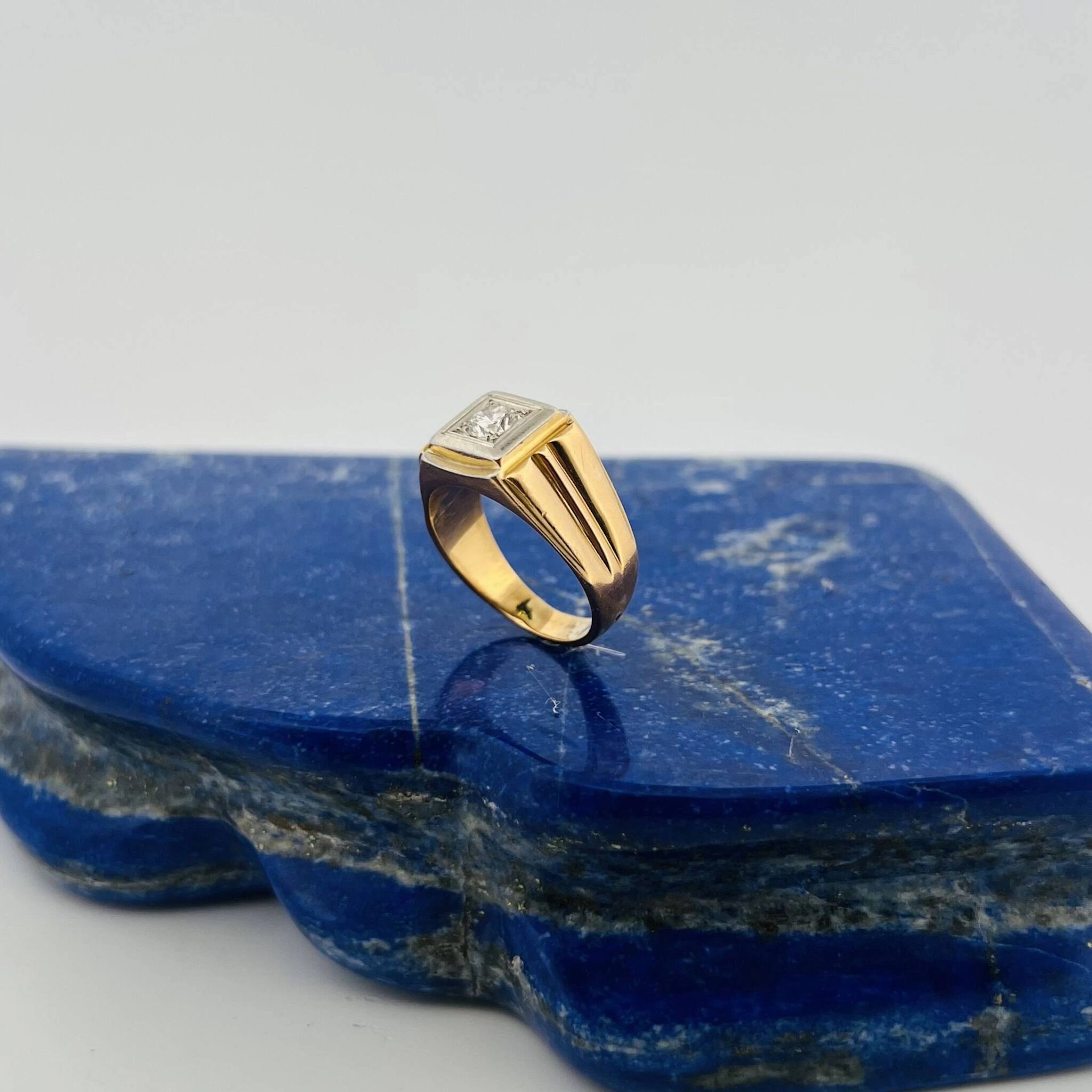 Two-tone 18K gold (750) signet ring set with a round diamond - Lot 352