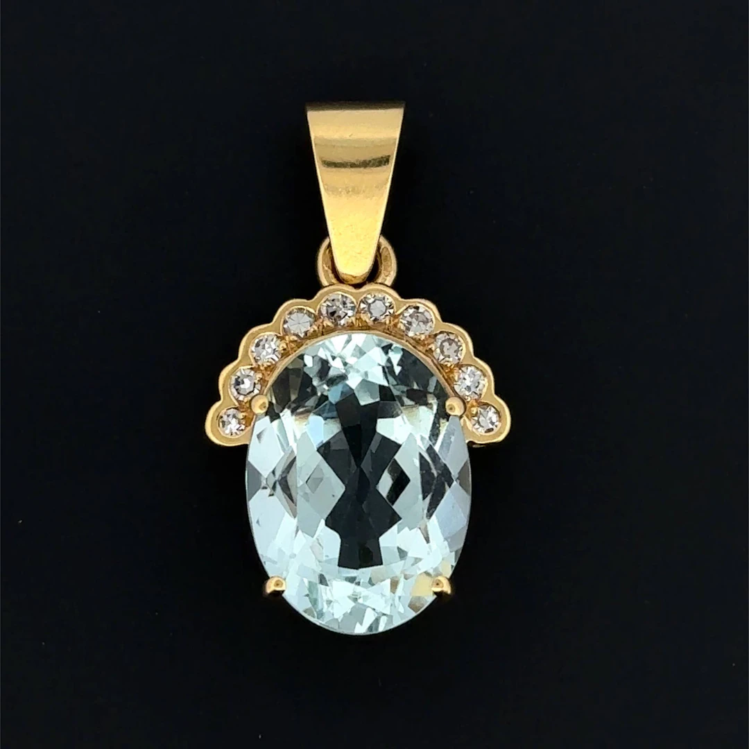 Yellow gold (750) pendant set with an oval aquamarine, accen - Lot 201