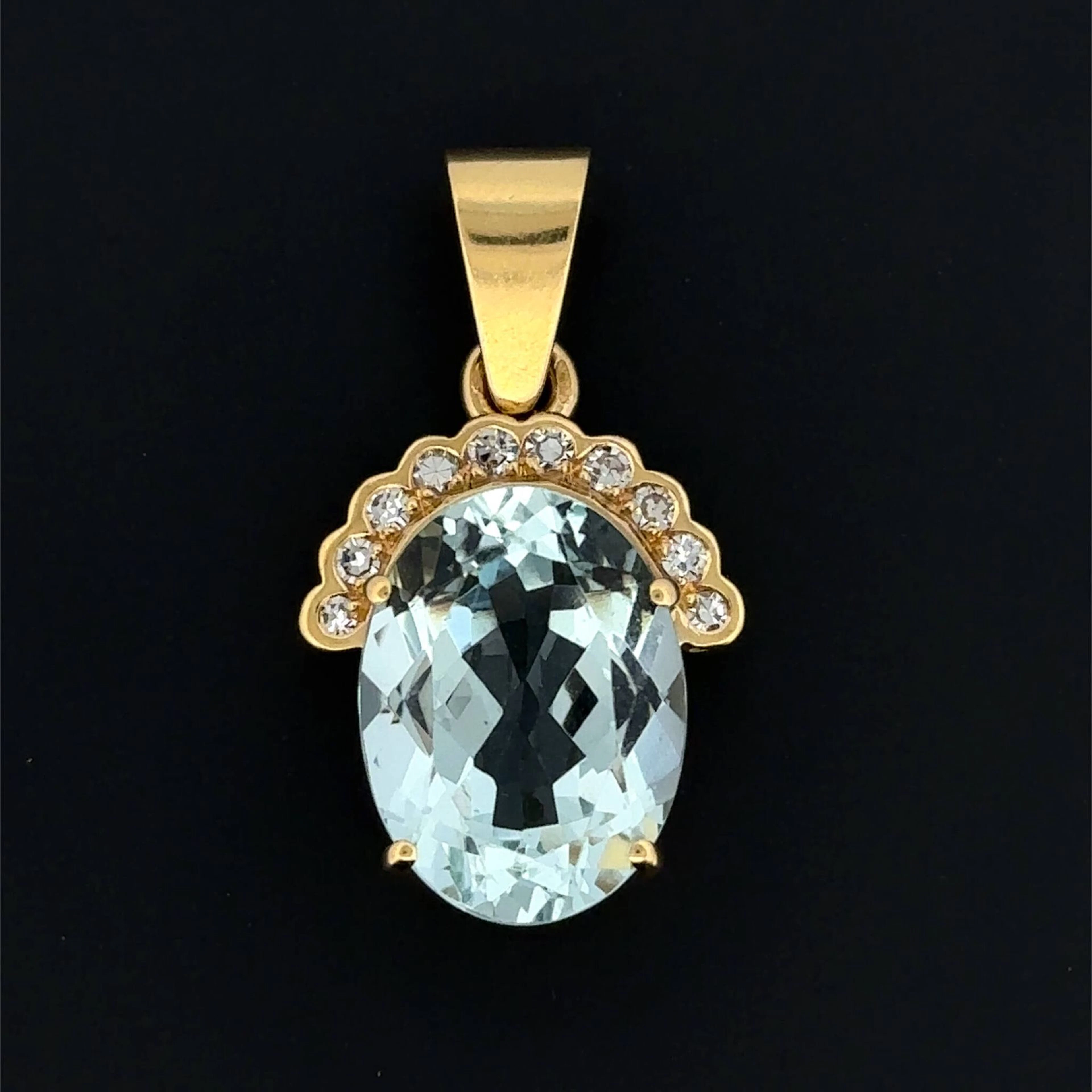 Yellow gold (750) pendant set with an oval aquamarine, accen - Lot 201