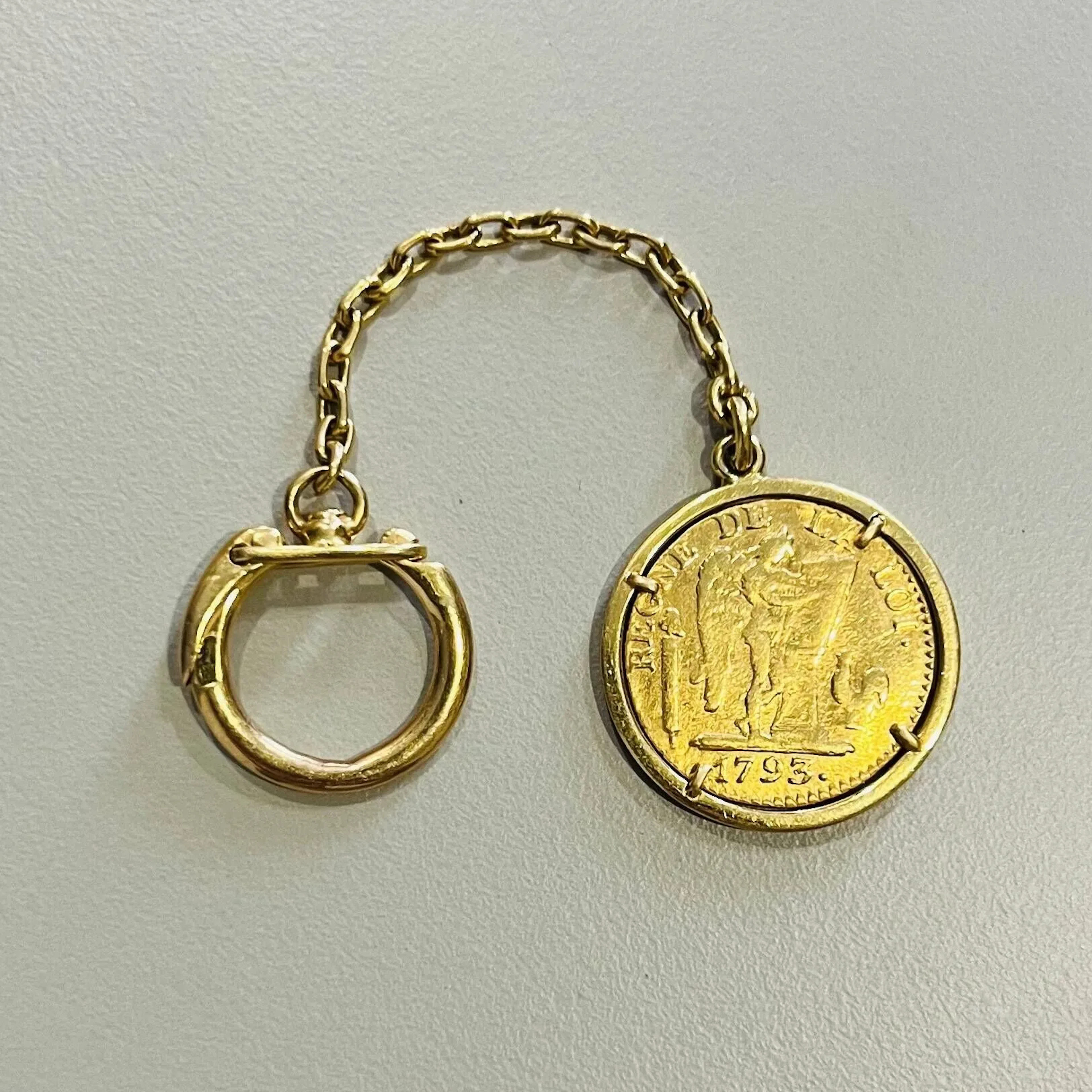 Yellow gold (750) key chain set with a 24 Livres Convention - Lot 201