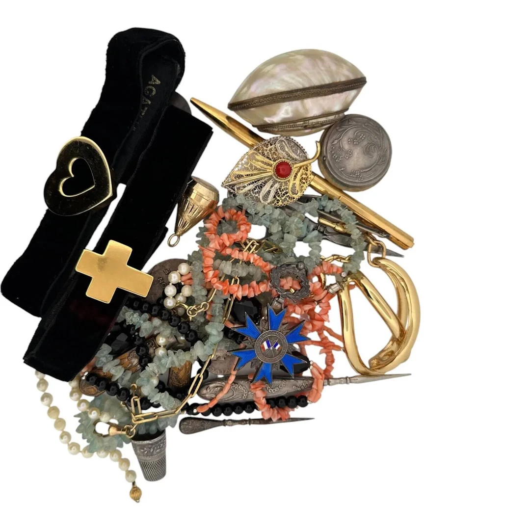 A drawer full of costume jewelry (AGATHA, etc.), a pair of s - Lot 91