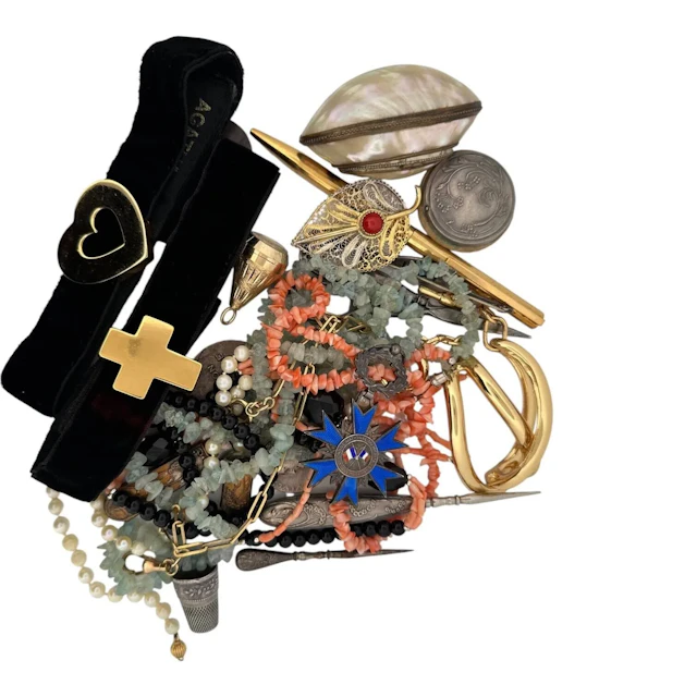 A drawer full of costume jewelry (AGATHA, etc.), a pair of s - Lot 91