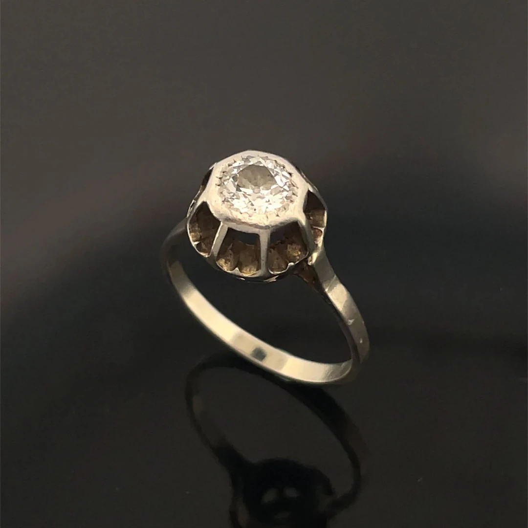 A solitaire ring in white gold (750) and platinum (min. 800) - Lot 176