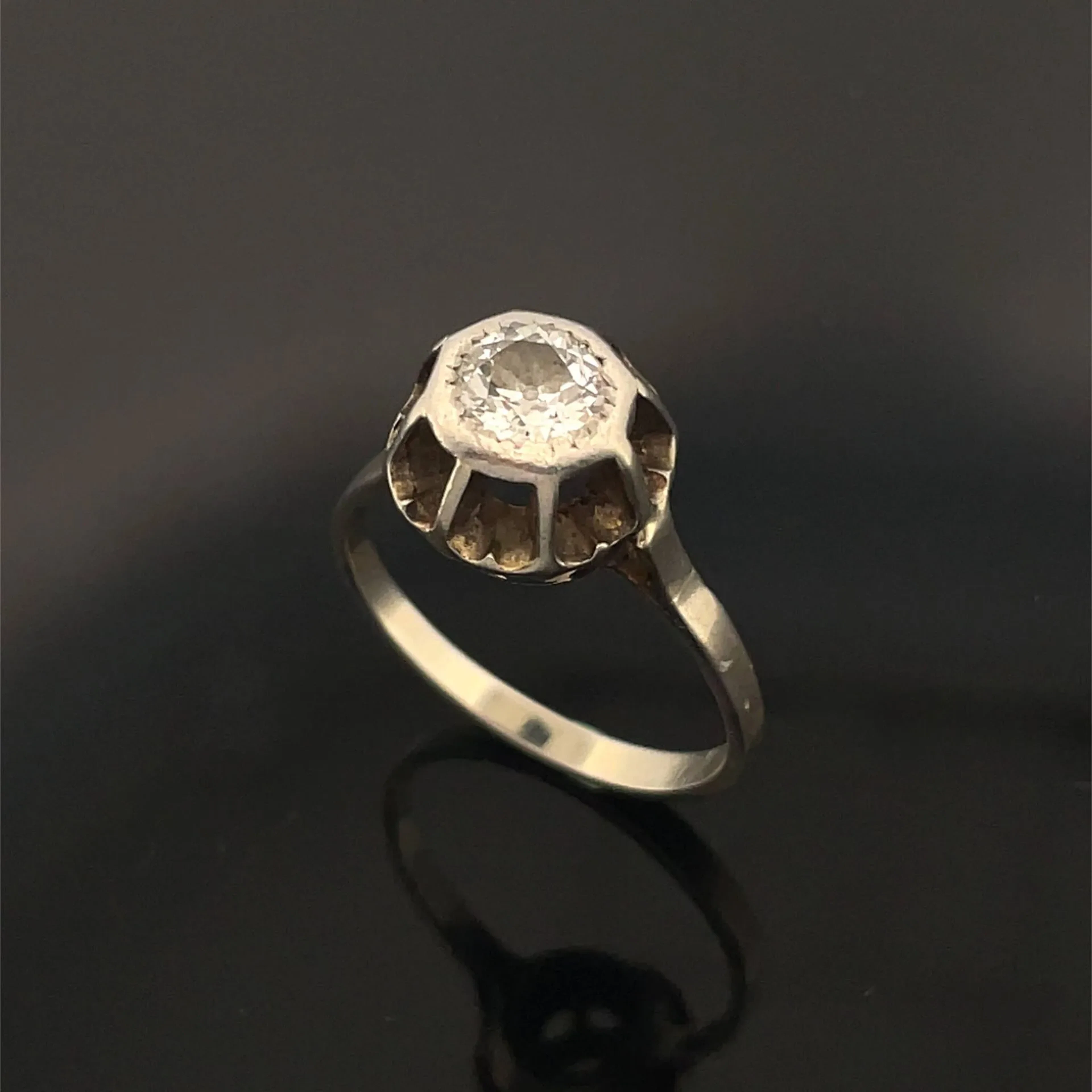 A solitaire ring in white gold (750) and platinum (min. 800) - Lot 176