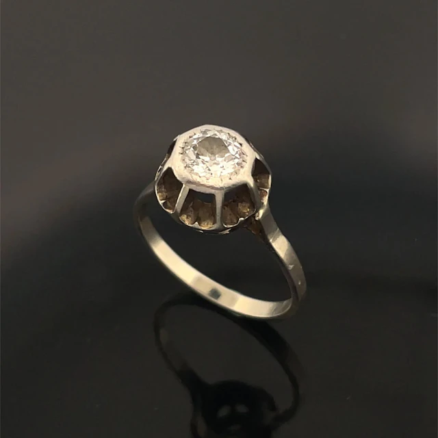 White gold (750) solitaire ring set with an old-cut diamond - Lot 176