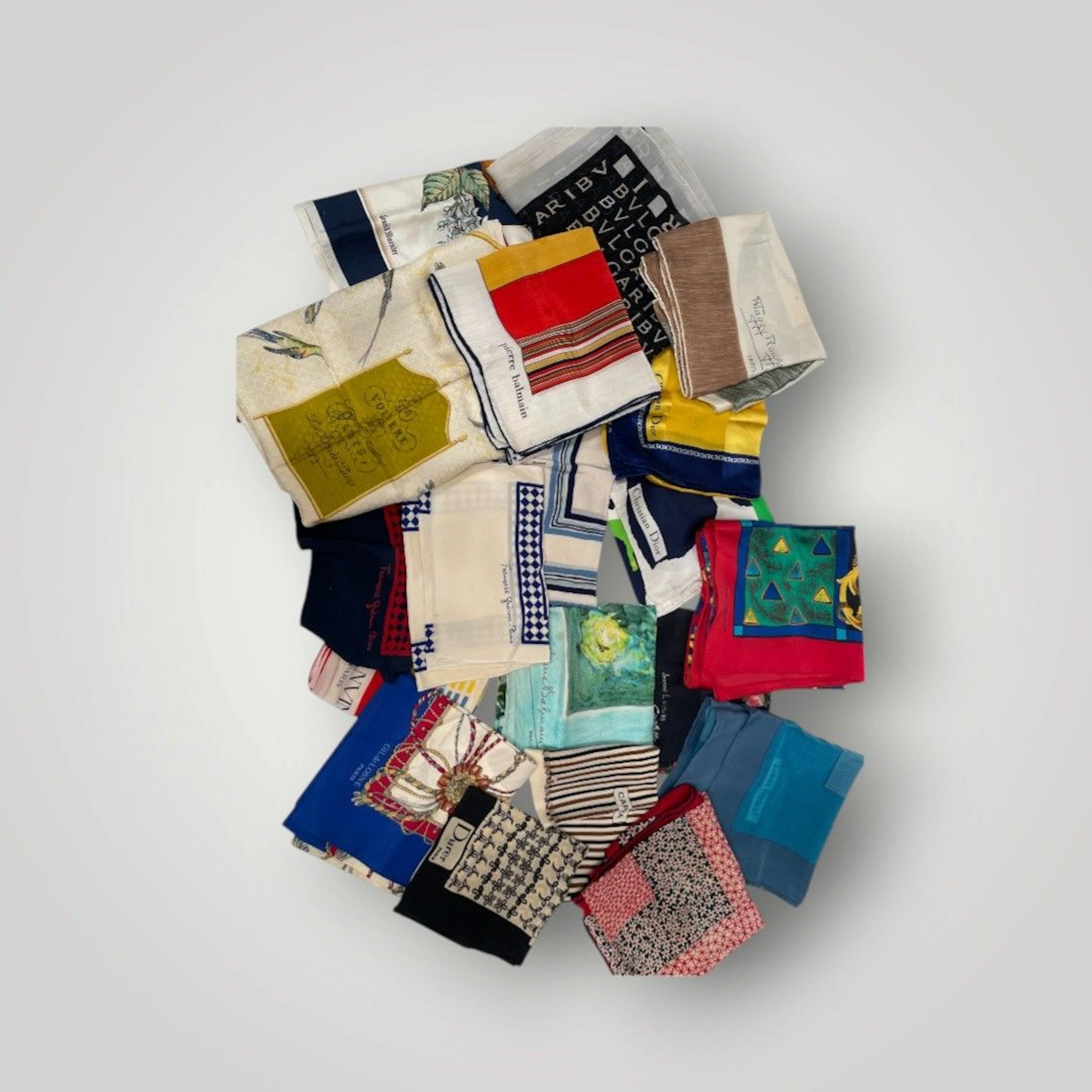 Lot de 21 foulards et écharpes en soie dont Hermes, Bulgary, Lanvin, Christian Dior, etc.