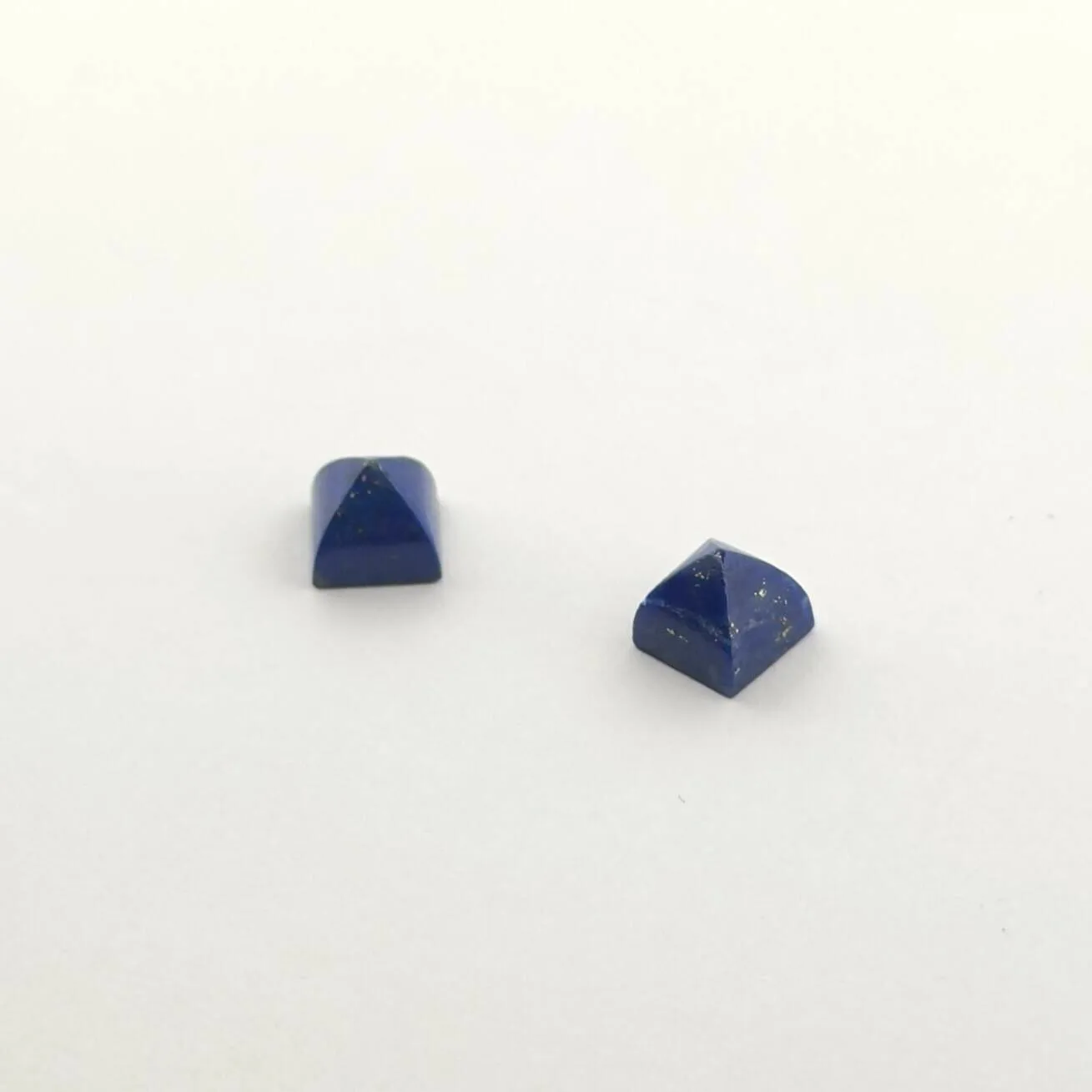 Pairing of two lapis lazuli cabochons on paper. Size: 5 x 5 - Lot 67