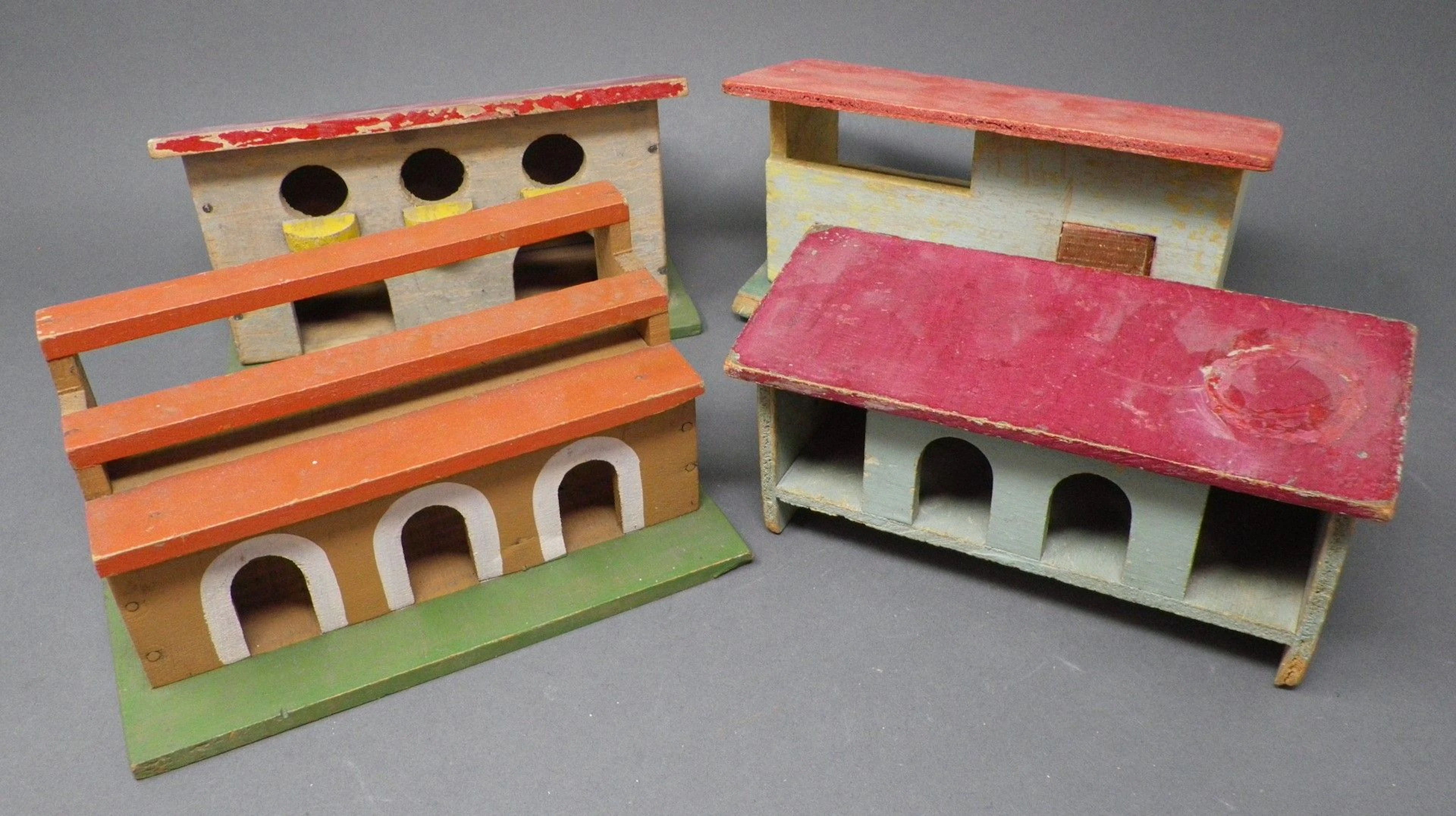 BOISLUX pour QUIRALU - LA FERME 8 éléments de décor dont pour la basse-cour (p. 177), pour les ovins et bovins (p. 179) Bibliographie : Les jouets Quiralu 1933-1964 - R. Alazet - J. Borsarello - H. Giroud - Ed° J. Granchet Paris. Jouets anciens pouvant présenter des manques de peinture, des chocs ou des manques, y compris pour les conditionnements éventuels. Vendus en l'état et sans réclamations.
