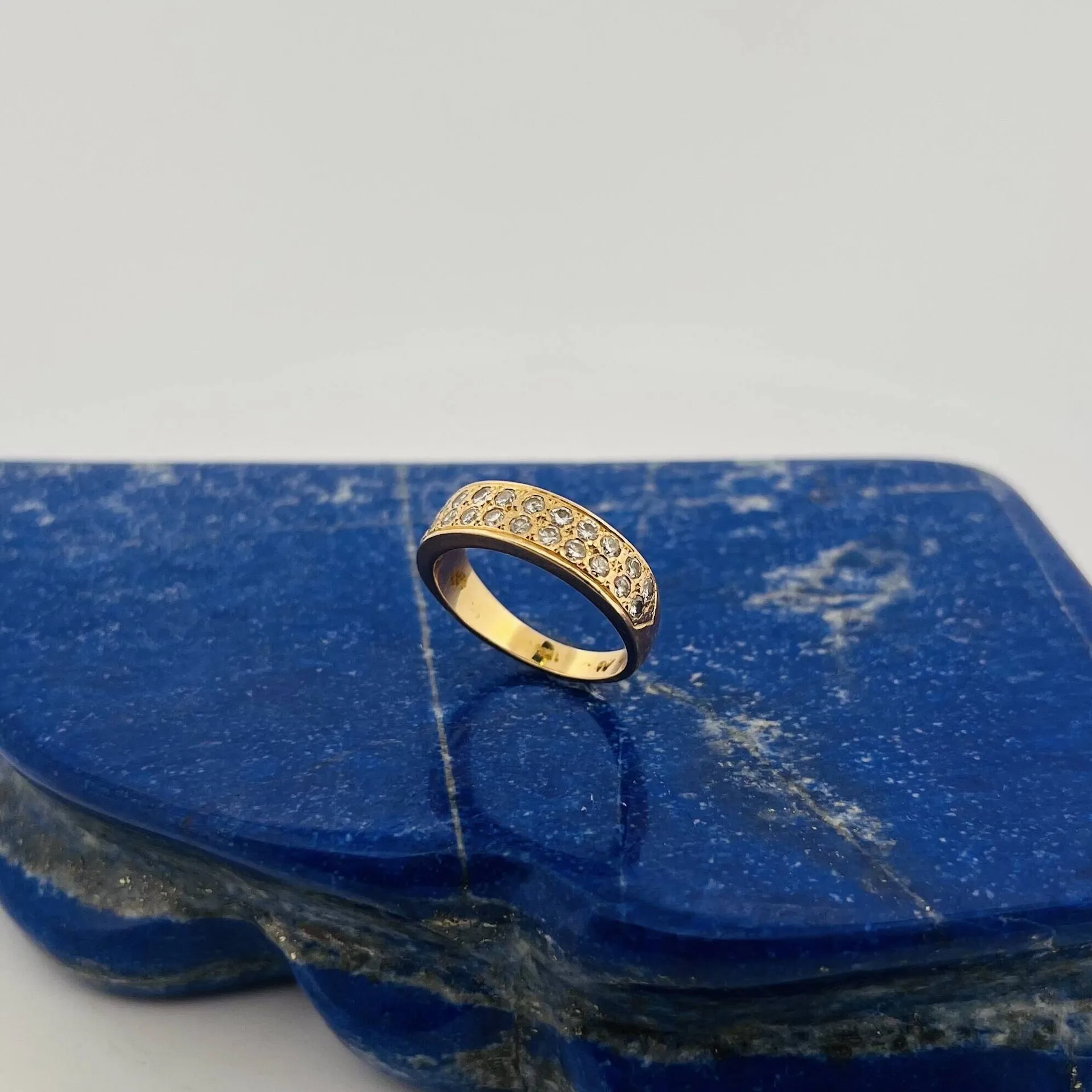 Yellow gold (750) ring set with two rows of brilliant-cut di - Lot 238