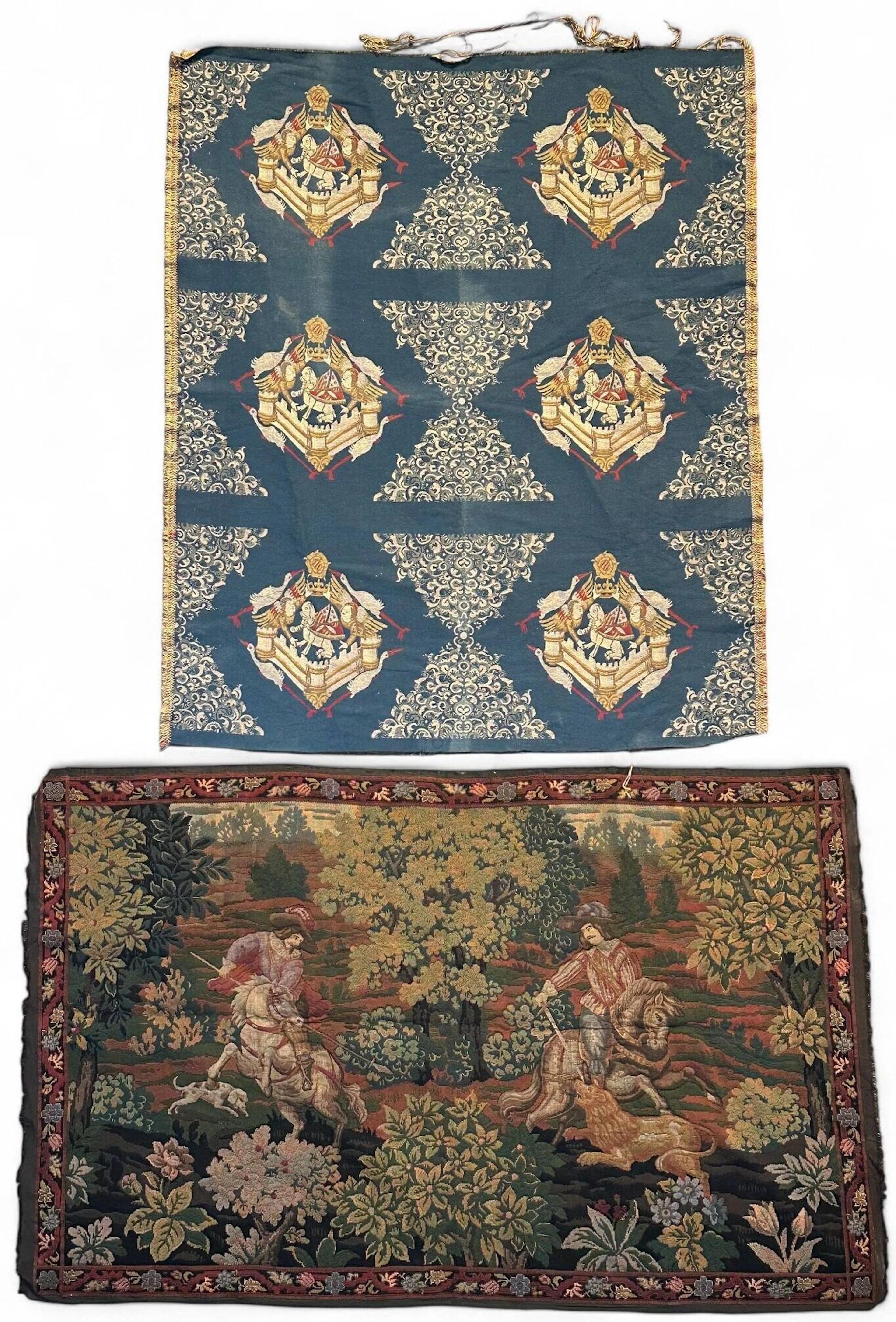 Lot de deux tapisseries dans le goût du Moyen-âge Celle horizontale : 116 x 189 cm Celle verticale : 169 x 139 cm env.