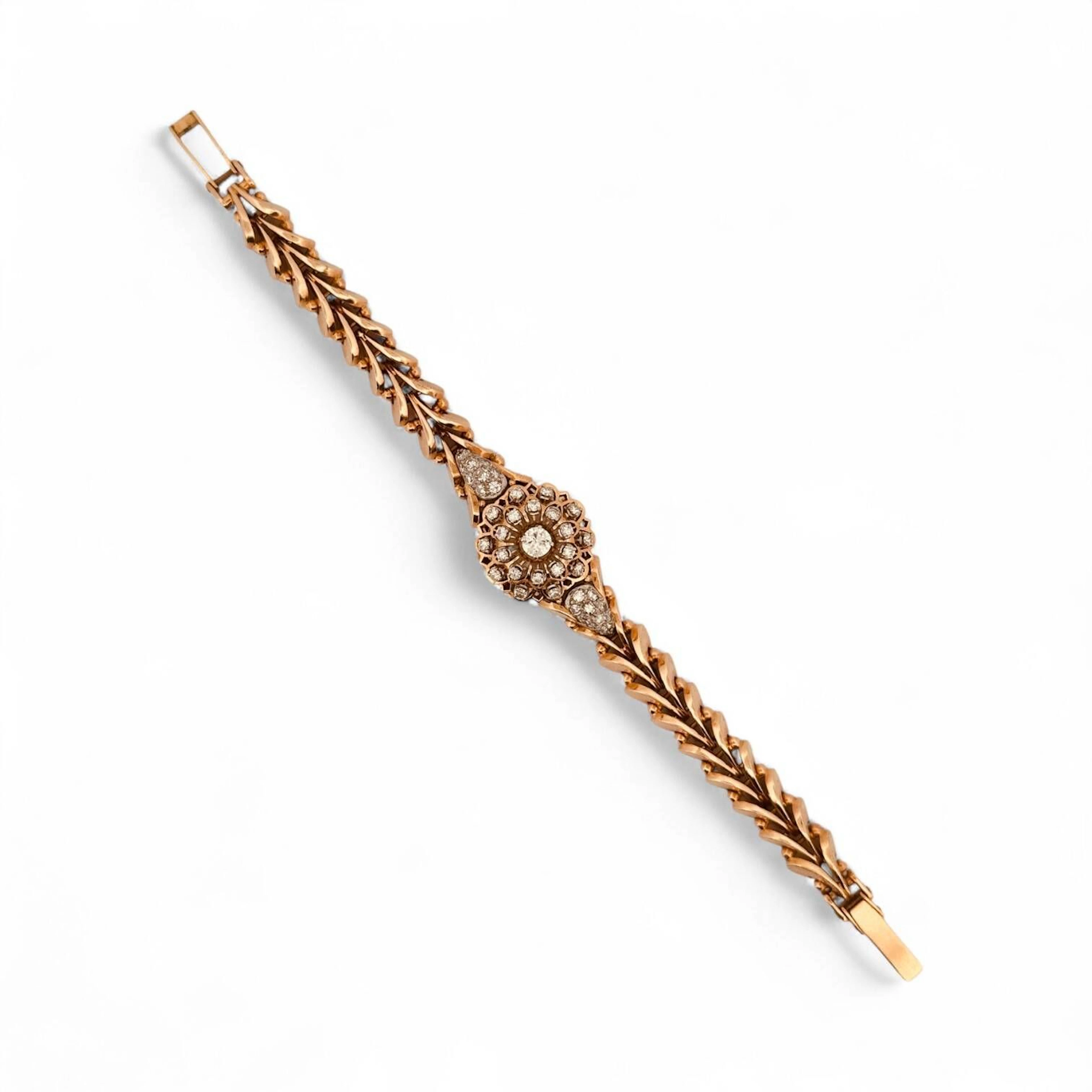 UTI Montre bracelet de dame en or 18K (750 millièmes) à secret, capot avant en or 18K (750 millièmes) à charnière ajouré serti de diamants taille brillant, cadran argenté brossé, index en appliques dorées, aiguilles feuilles dorées. Fond clipé en or 18K (750 millièmes). Mouvement mécanique à remontage manuel signé UTI et Garley Inc. Anses en or 18K (750 millièmes) serties de diamants taille brillant, bracelet en or 18K (750 millièmes) à maillons articulés, fermeture à cliquets. Montre fonctionnelle lors de l’expertise, sans garantie de fonctionnement futur et d’état des pièces. Légères rayures et marques au boitier, quelques marques au cadran. Accompagnée d’un écrin. Travail français vers 1950 Poids brut 41,10 g Diamètre 18 mm, pour un poignet d’environ 16,5 cm