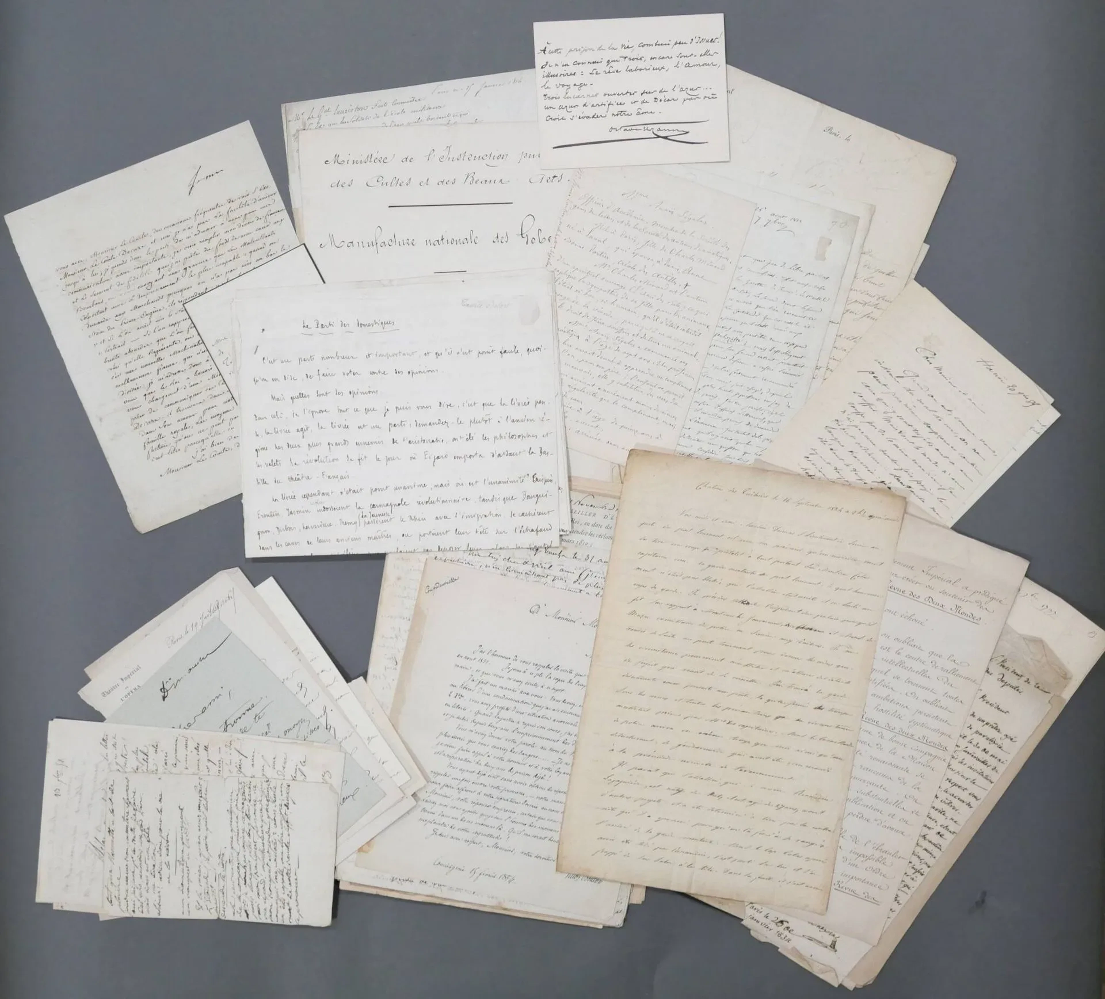 MANUSCRITS & AUTOGRAPHES - XIXe siècle. Fort lot de documents : Copie manuscrite d’époque de l’allocution prononcé par l’administrateur de la Manufacture nationale des Gobelins « aux artistes-ouvriers, le 6 novembre 1871 ». 6 pp. in-4 ; L.A.S. de Girard à Comte, physicien (1818) ; LAURISTON. Gal. P.S. (1816) ; longue L.A.S. expédiée depuis Hanoï en 1885 ; Giraud. Longue L.A.S. 1813 ; longue L.A.S. à en-tête de l’Opéra-comique ; SABATIER DE CASTRIES. 2 intéressantes L.A.S. dont une au comte d’Antraigues à Londres. Attona et Ludwiglust, 15 juin 1807 et 1er octobre 1811. 5 pp. grand in-4 ; Edouard CADOL. L.A.S. ; Anatole de LA FORGE. L.A.S. ; C.L. MOLLRVAUT. L.A.S. ; Camille DOUCET. L.A.S. ; Anaïs SEGALAS. Biographie autographe ; CHASLES, Philarète. L.A.S. à un peintre. 1870. 2 pp. in-8. Aveu de banqueroute et commentaire de tableaux ; DELORT, Taxile, attribué à. M.A. intitulé « Le Parti des domestiques ». 2 pp. 1/4 in-folio ; [REVUE DES DEUX MONDES]. Manuscrit. S.l.n.d. 2 pp. 1/2 in-folio. « Le Gouvernement Impérial à prodiguer de larges subsides pour créer ou soutenir des concurrences à la Revue des Deux Mondes. Ces tentatives ont échoué. En les faisant on oubliait que la Revue des Deux Mondes est le centre de ralliement de toutes les supériorités intellectuelles du Pays est le Pôle vers lequel se tourne toutes les ambitions un peu justifiées. On oubliait que ces supériorités et ces ambitions persistent pour la plupart dans une hostilité systématique à l’Empire [?] Que la Revue des deux Mondes est la forteresse du Libéralisme de bonne compagnie et l’organe accrédité des Princes de la Maison d’Orléans […] » ; Supplique de l’abbé de Mexias pour obtenir une pension (1834) ; BERGERAT, Emile. 6 L.A.S. ; KAUFFMANN, à Philipon (L.A.S.) ; BOCAGE, Paul. (L.A.S. sur deux fusains de Bonvin) ; Longue L.S. adressée à M. d’Éon, à Tonnerre (1737, certainement le père du Chevalier d’Éon, maire de Tonnerre) ; CAMILLE DE ROUGÉ (longue L.A.S. écrite depuis le château des Tuileries en 1824) ; UZANNE, Octave (jolie carte : à la prison à vie il ne voit que trois issues : le rêve l’amour et le voyage) ; BOUTON, Victor (L.A.S. de la Conciergerie en 1854) ; Augé à Escudier (longue L.A.S.) ; BECHET, Joseph (Longue L.A.S. depuis la prison du Mont Saint-Michel, 1840) ; un dossier contenant de nombreux manuscrits de chansons signées d’Octave Lacomme ; PRISON DU BICÊTRE. P.S. 1811. 3 pp. in-folio. Interrogatoire du détenu Claude Etienne Salignac La Mothe Fénelon, « ancien militaire » et ancien chef Chouan de 38 ans. Il déclare être dans cette prison depuis dix ans, après être passé à Sainte-Pélagie. Il revient sur les motifs de son incarcération, etc. Signature autographe du prisonnier in fine ; Chevalier de CHAZET. L.A.S. ; ETC. On joint de nombreux autres documents.