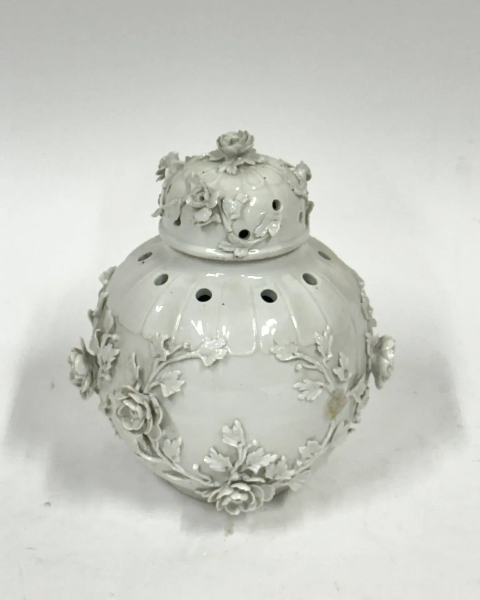 White porcelain perfume burner or pot pourri with rich relie - Lot 14