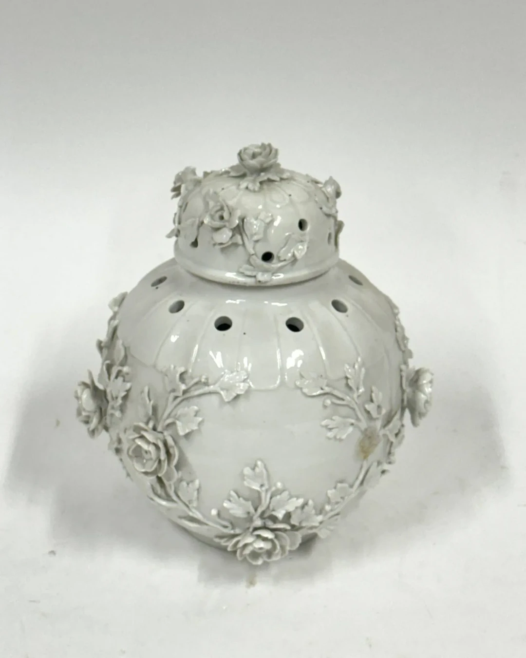 White porcelain perfume burner or pot pourri with rich relie - Lot 14