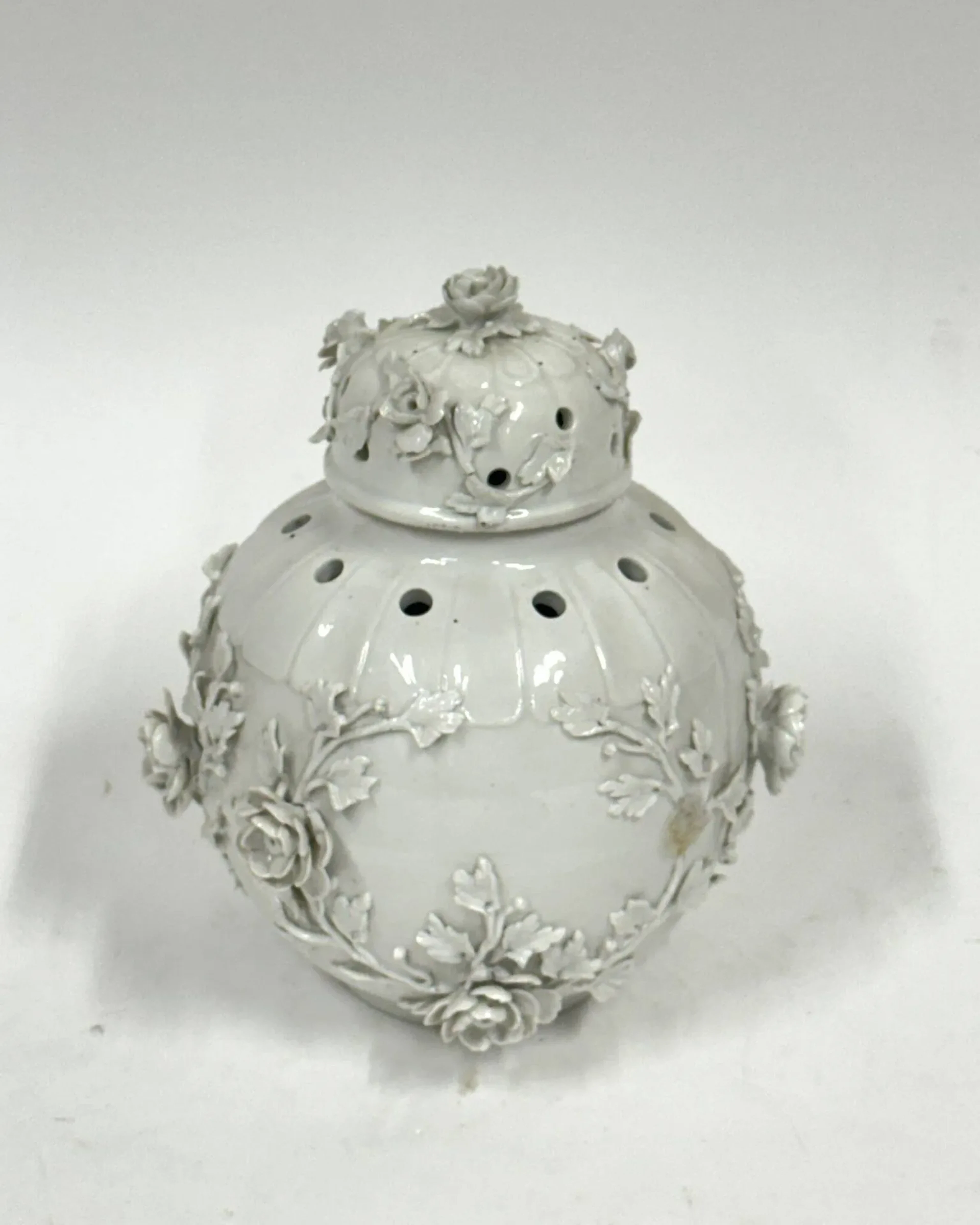 White porcelain perfume burner or pot pourri with rich relie - Lot 14