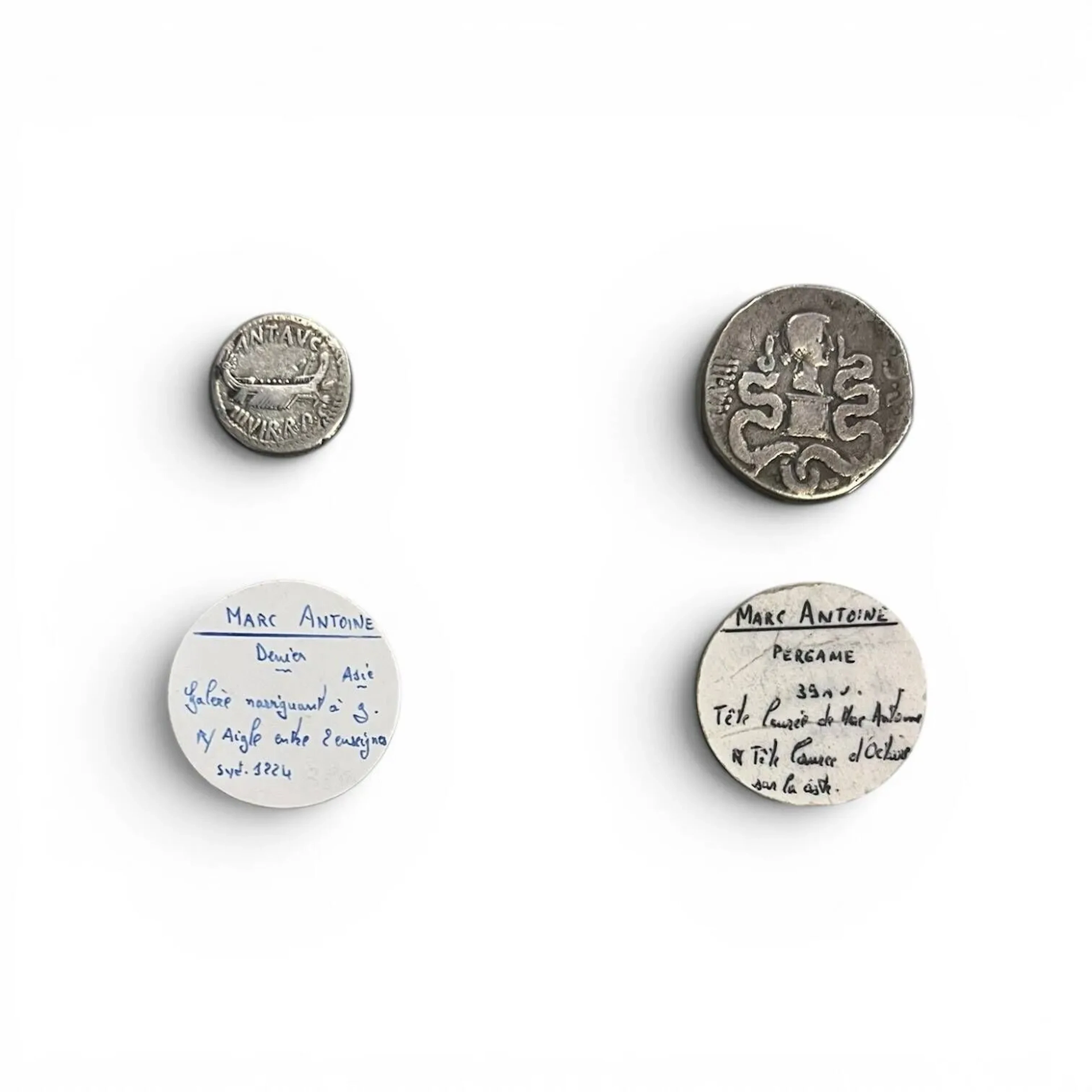Lot de deux monnaies antiques en argent de Marc Antoine : Denier des légions Cistophore de Pergam Etat : B, TB
