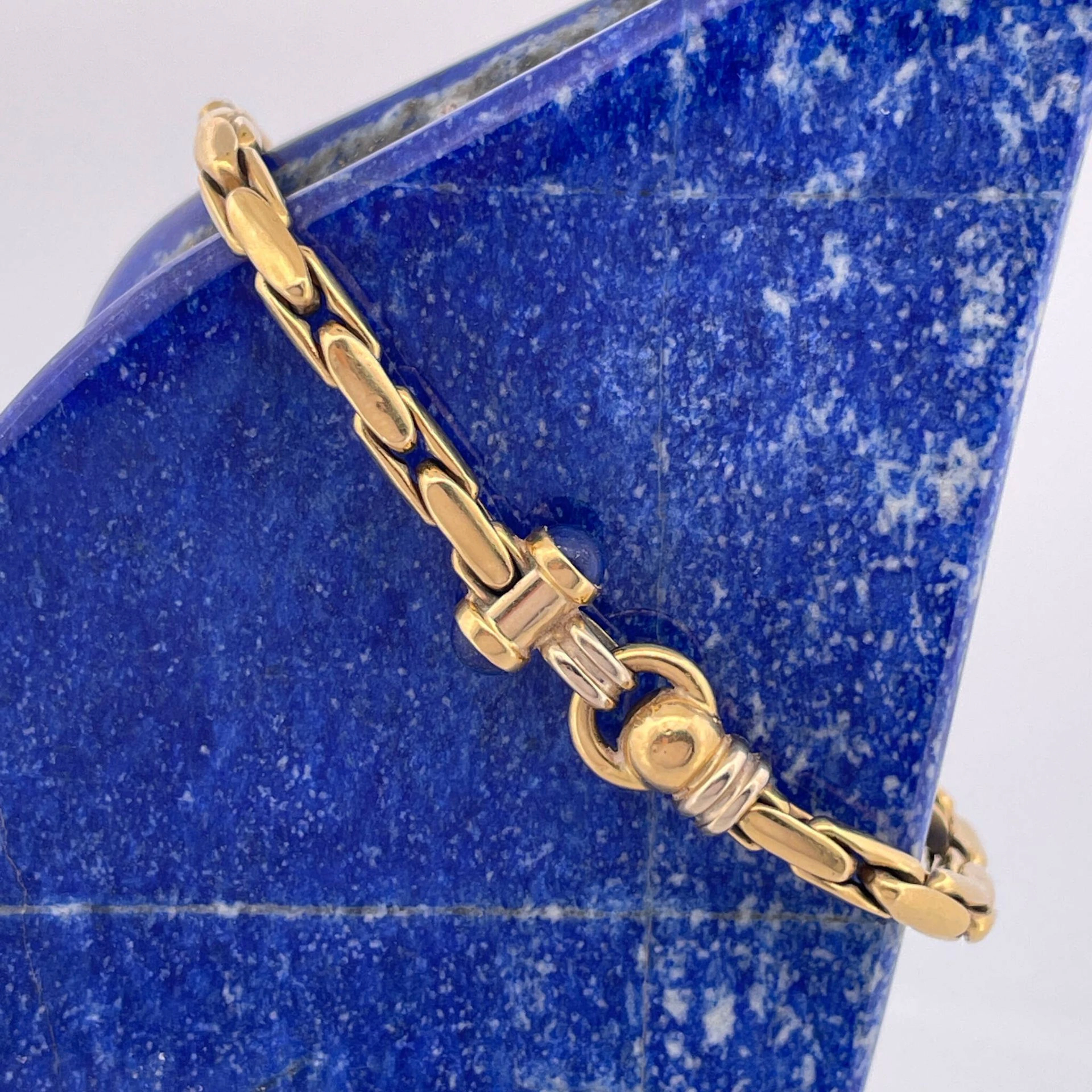 Yellow gold (750) bracelet with a motif adorned with two lap - Lot 123