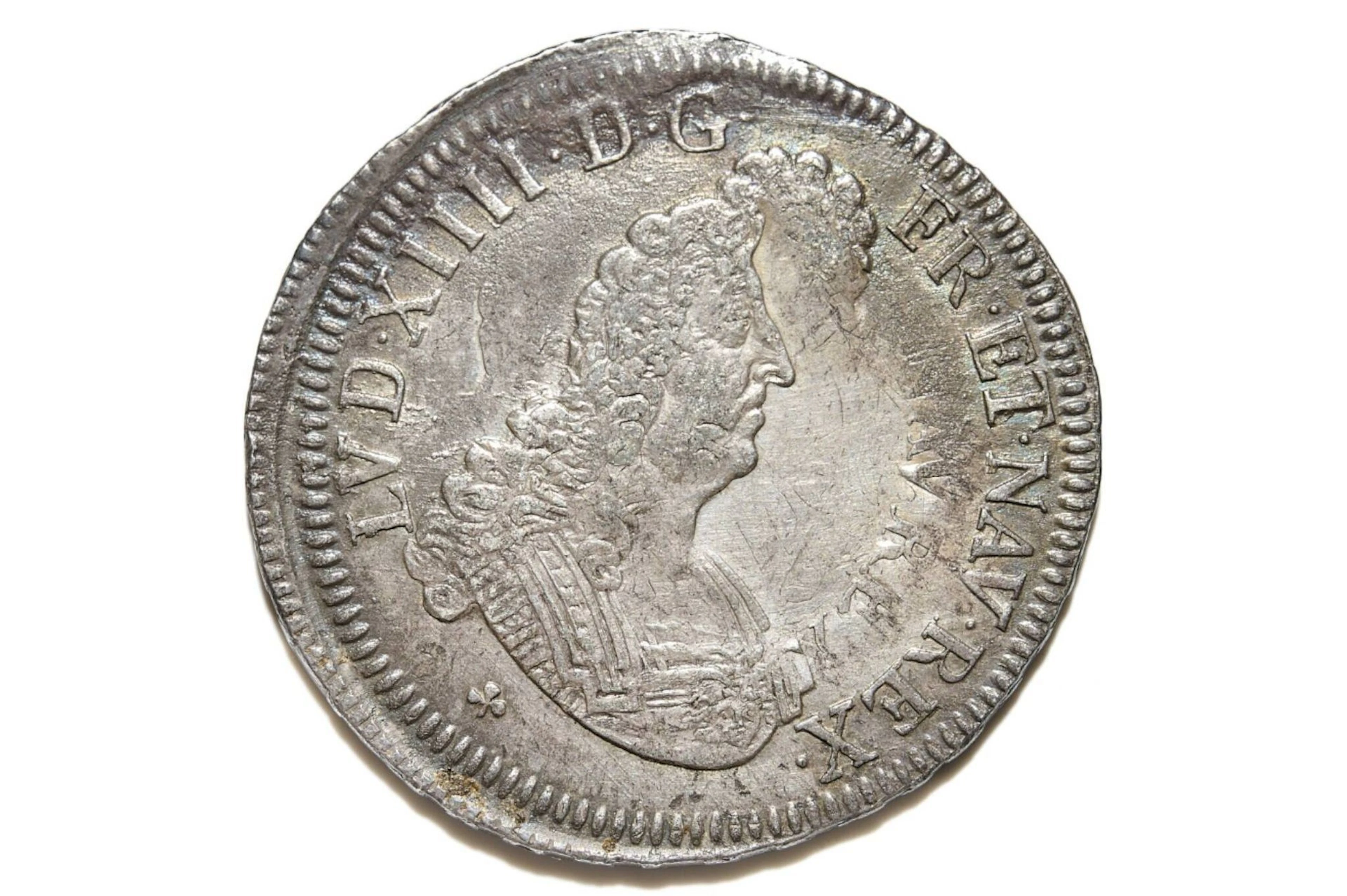 LOUIS XIV (1643-1715) Ecu aux 8 L 2ème type 1704 Riom, réformé sur un écu aux insignes du Dauphiné (1702 Grenoble). La Réformation, de piètre qualité, laisse largement apparaître au revers l'écu rond écartelé de France et du Dauphiné et les insignes. De la même manière, l'avers laisse voir le profil du portrait de l'écu delphinal. Dup. 1551 sur Dup. 1537 CL3318 sur CL33176 Une monnaie étonnante et rare. TB à TTB