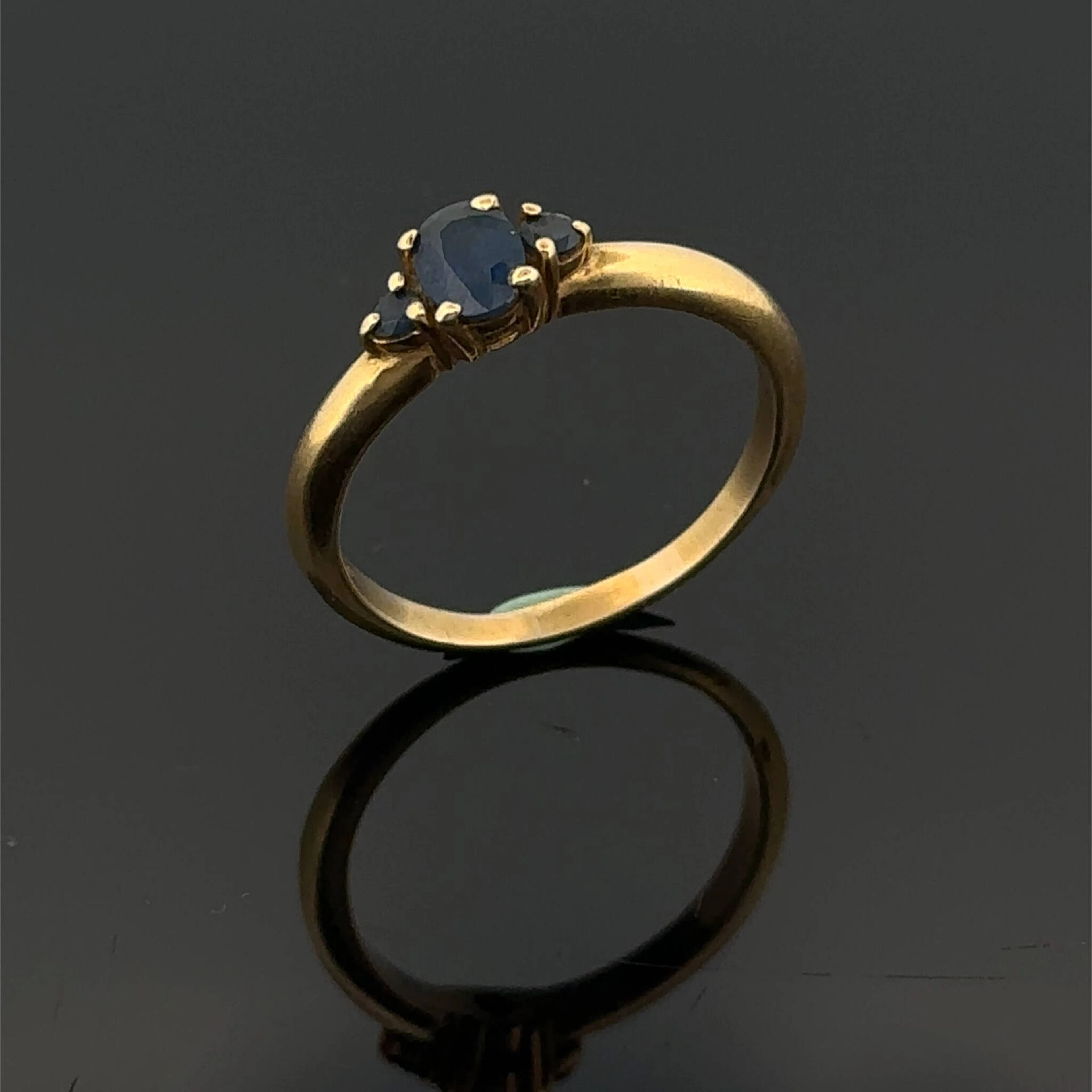 Delicate yellow gold (750) ring set with three oval and roun - Lot 306